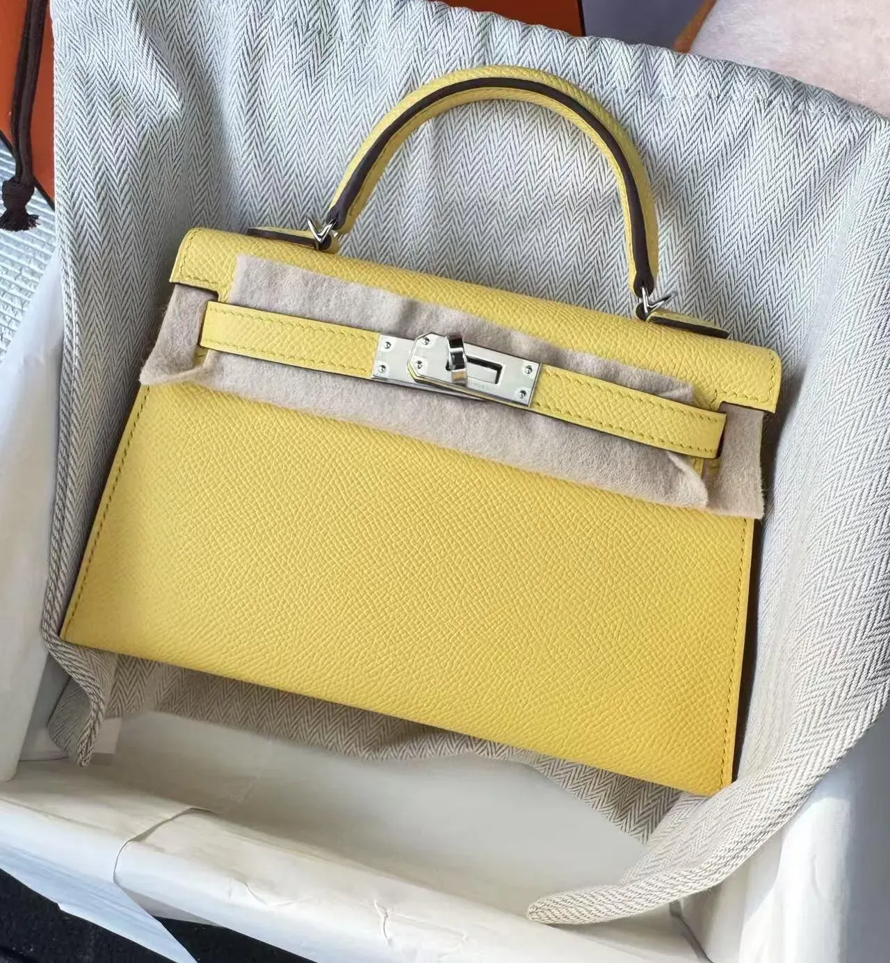 Hermès Mini Kelly I Jaune Mango(芒果黃)T2實物圖片。Jaune Mango以暖黃及橙黃色調為主,呈現熱帶水果般嘅鮮明視覺效果。