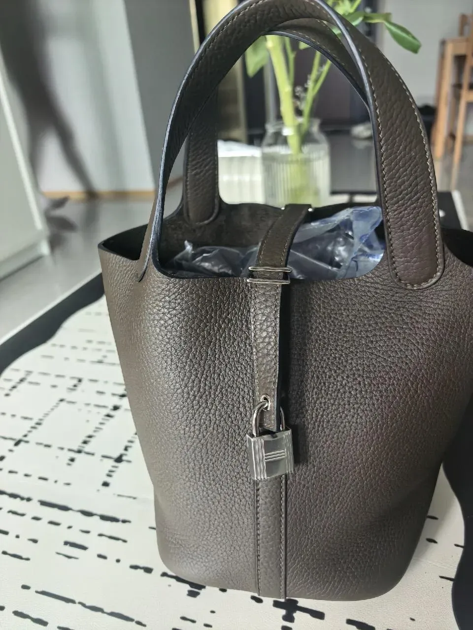 Hermès Picotin Lock 18 Vert Loden(洛登綠)實物圖片。Picotin Lock簡約袋型突出了Vert Loden低調而富層次感嘅色彩特性,亦反映其作為中性色新成員嘅配搭彈性。