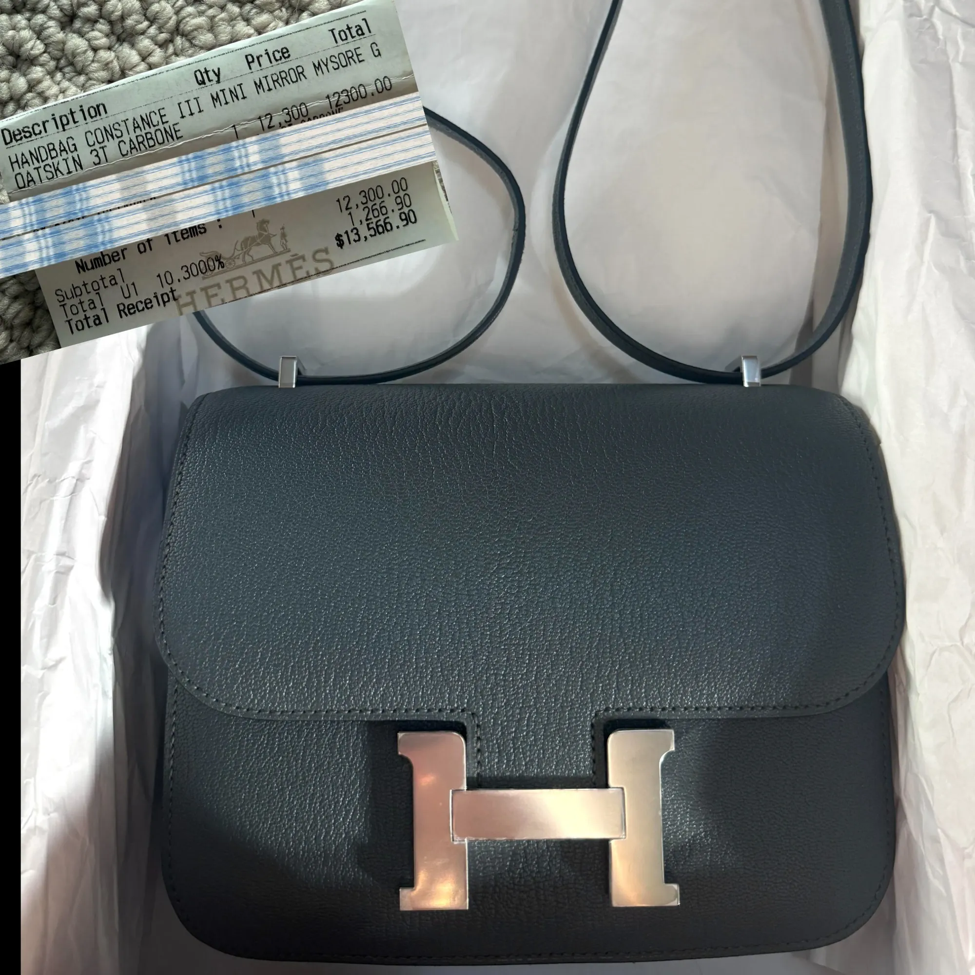 Hermès Mini Constance Carbone(炭灰)Chèvre Mysore實物圖片。Carbone於山羊皮上呈現深邃冷灰效果,皮革紋理令顏色更具立體感。