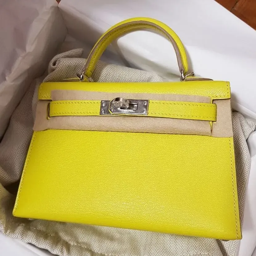 Hermès Kelly 20 Mini Sellier Lime(青檸色)Chevre Mysore皮革實物圖片。Lime帶有明顯黃綠色調及青檸汽水感覺,色彩方向與Jaune Mango截然不同,亦係Hermès歷來最具代表性亮色之一。