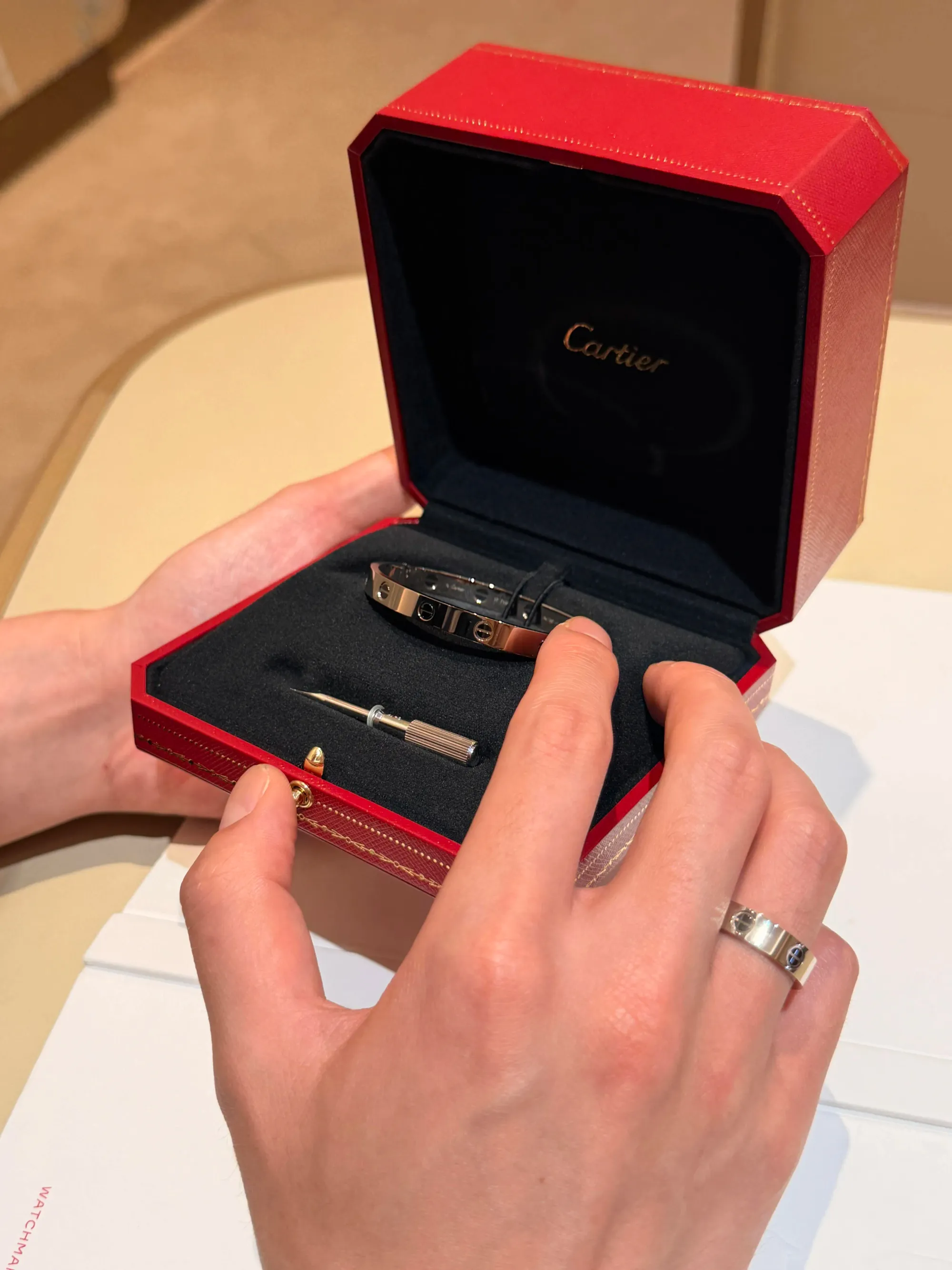 LOVE手鐲,經典款,陶瓷實物分享圖,展示作品放置於Cartier珠寶盒內的細節,並可見盒內配套螺絲刀。