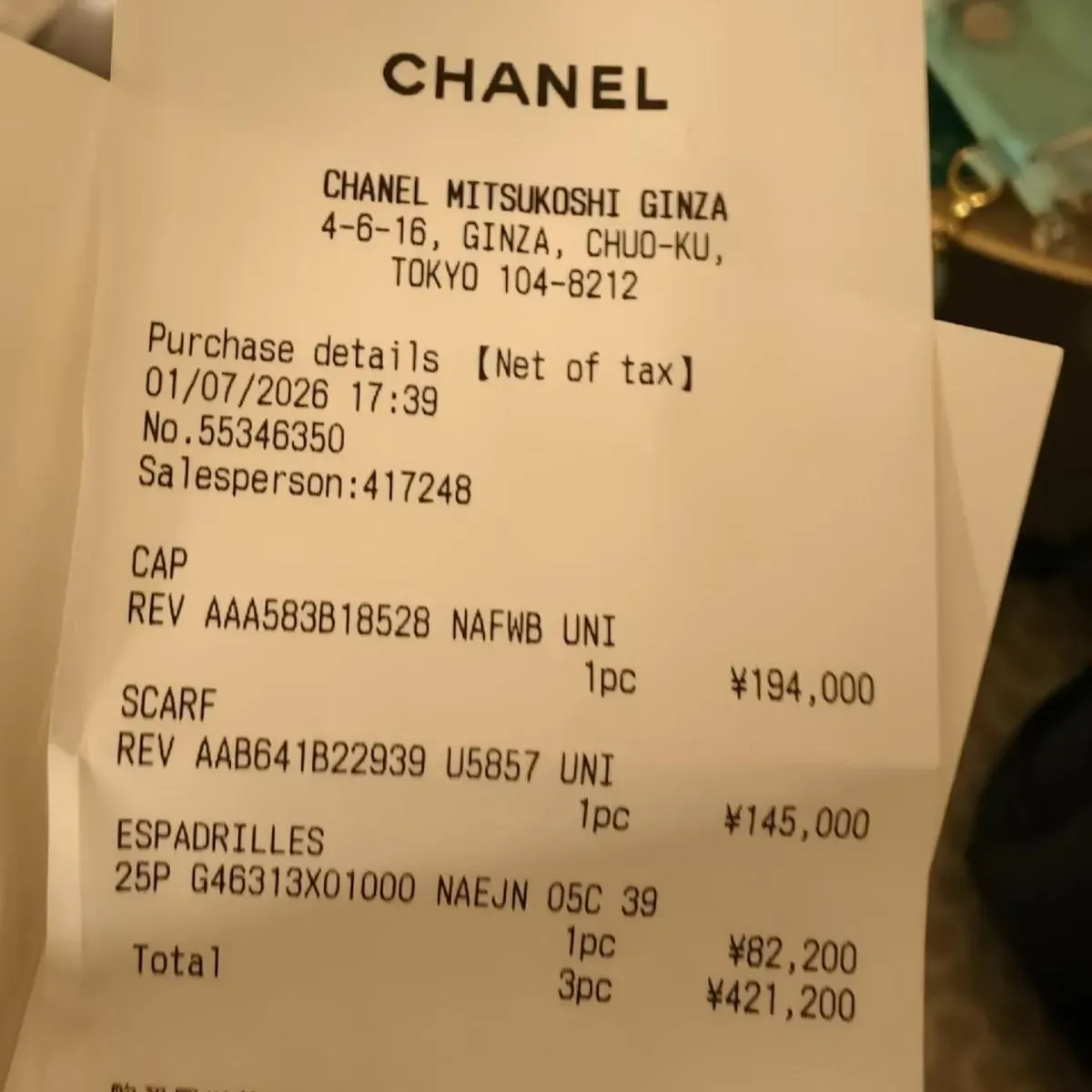 網民分享今次購物單據，其中&nbsp;CHANEL CC Logo&nbsp;黑白圍巾（Product Code：AAB641B22939）售價&nbsp;145,000&nbsp;日圓（約&nbsp;US$990／HK$7,800）；CHANEL&nbsp;棒球帽（Product Code：AAA583B18528）售價194,400&nbsp;日圓（約&nbsp;US$1,320／HK$10,500）；CHANEL Espadrilles 25P&nbsp;售價&nbsp;82,200&nbsp;日圓（約&nbsp;US$560／HK$4,400）。