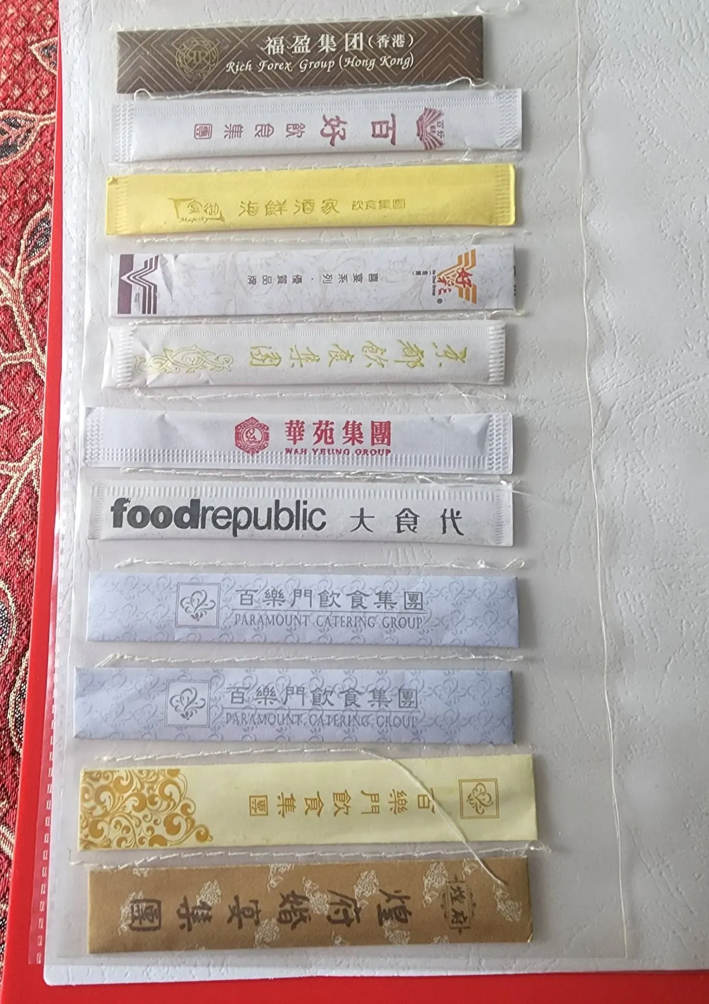 樓主以透明收藏頁逐枝保存牙籤,不少網民反而對收藏冊設計更感興趣,紛紛留言查詢來源。(Credit:香港收藏家協會)