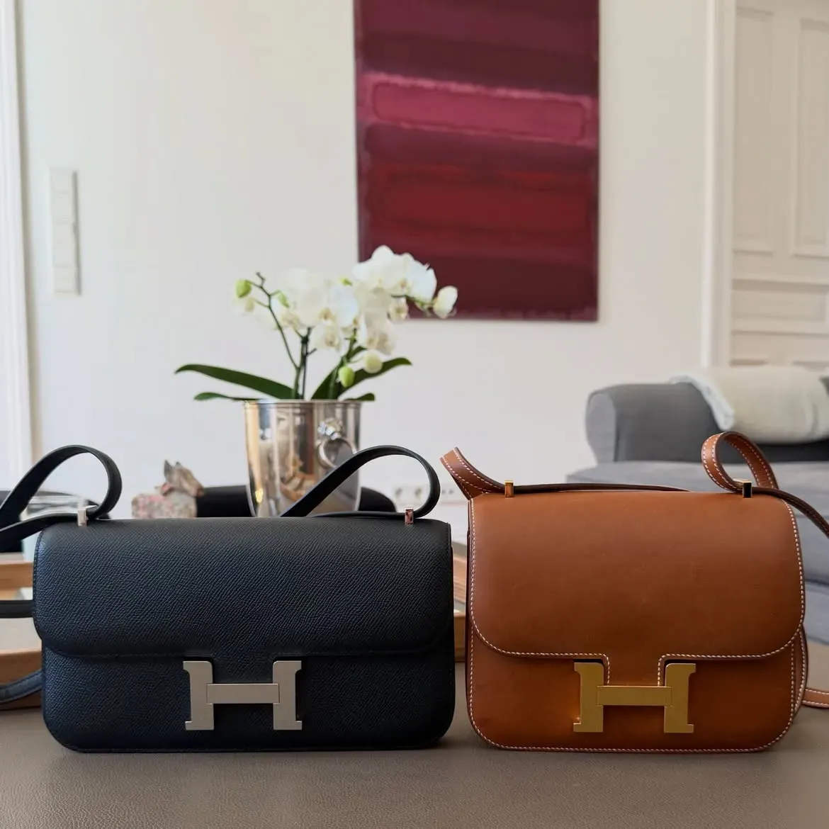 左為Hermès Constance Elan,右為經典Constance 18(Mini Constance)。近期收藏圈開始討論Constance產品線未來會否調整,不同型號亦成為市場關注焦點,但目前Hermès未有任何官方公布。