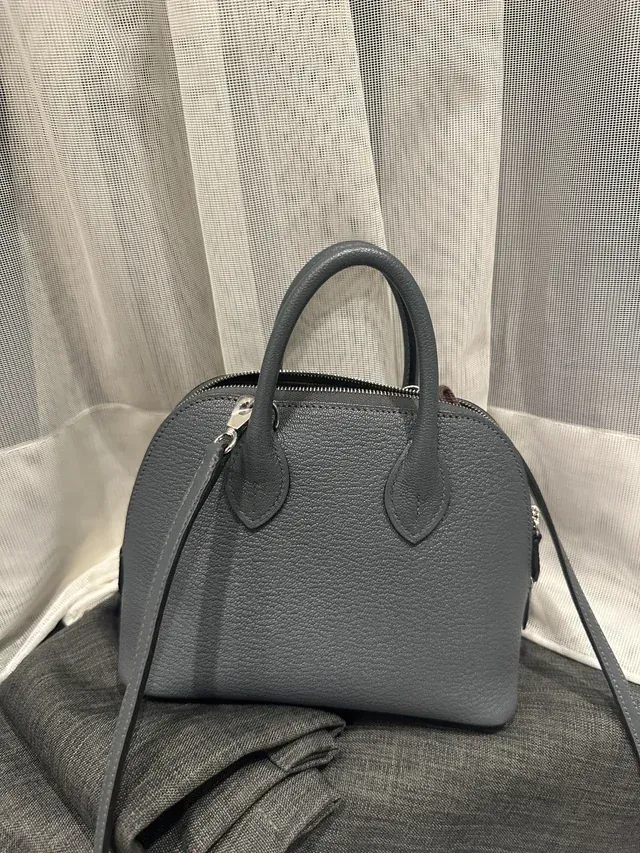 Hermès Carbone(炭灰)Mini Bolide實物圖片。Carbone並非近年首次出現於Hermès產品之中,早於2024年前後已有收藏圈討論相關配色。有玩家形容其於Mysore皮革上呈現接近Ardoise嘅深灰效果。目前市場流傳色號主要為3T,惟仍有待更多實物資料進一步確認。