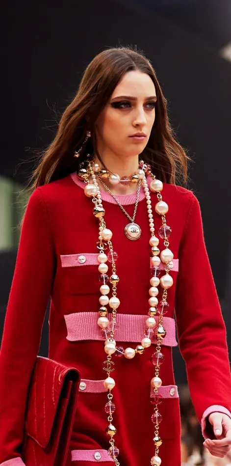 Costume Jewelry（時尚首飾）每季款式都有機會不同，實際供應視乎市場及專門店安排。