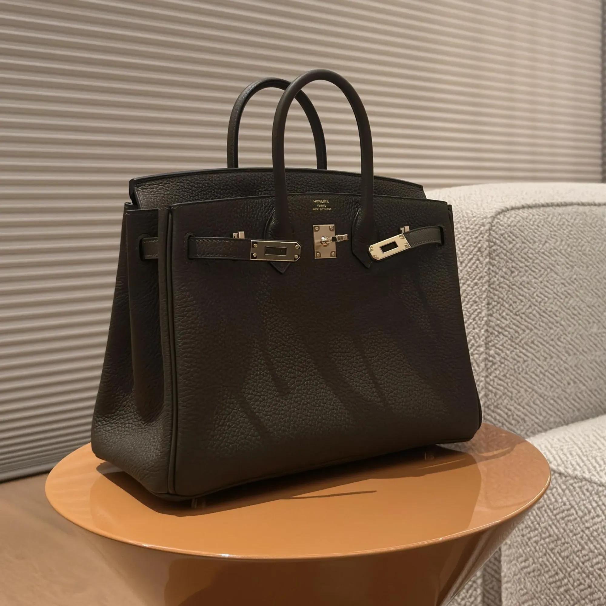 Hermès Birkin 25 Vert Loden(洛登綠)實物圖片。Vert Loden為2026年度重點綠色之一,帶有橄欖綠及灰綠色調特徵,雖歸類為綠色家族,但整體觀感更接近Hermès近年受歡迎嘅中性色系。