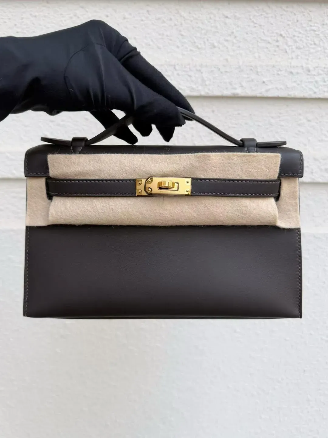 Hermès Mini Kelly I Bai Brun(駿馬棕/棗棕)T3 Swift皮革正面實物圖片。Bai Brun應用於Mini Kelly等小型袋款時,能呈現出較細膩嘅棕色層次。相比Gold更沉穩,比Ebene更具棕色辨識度,亦因此成為2026年度最受關注嘅新色之一。