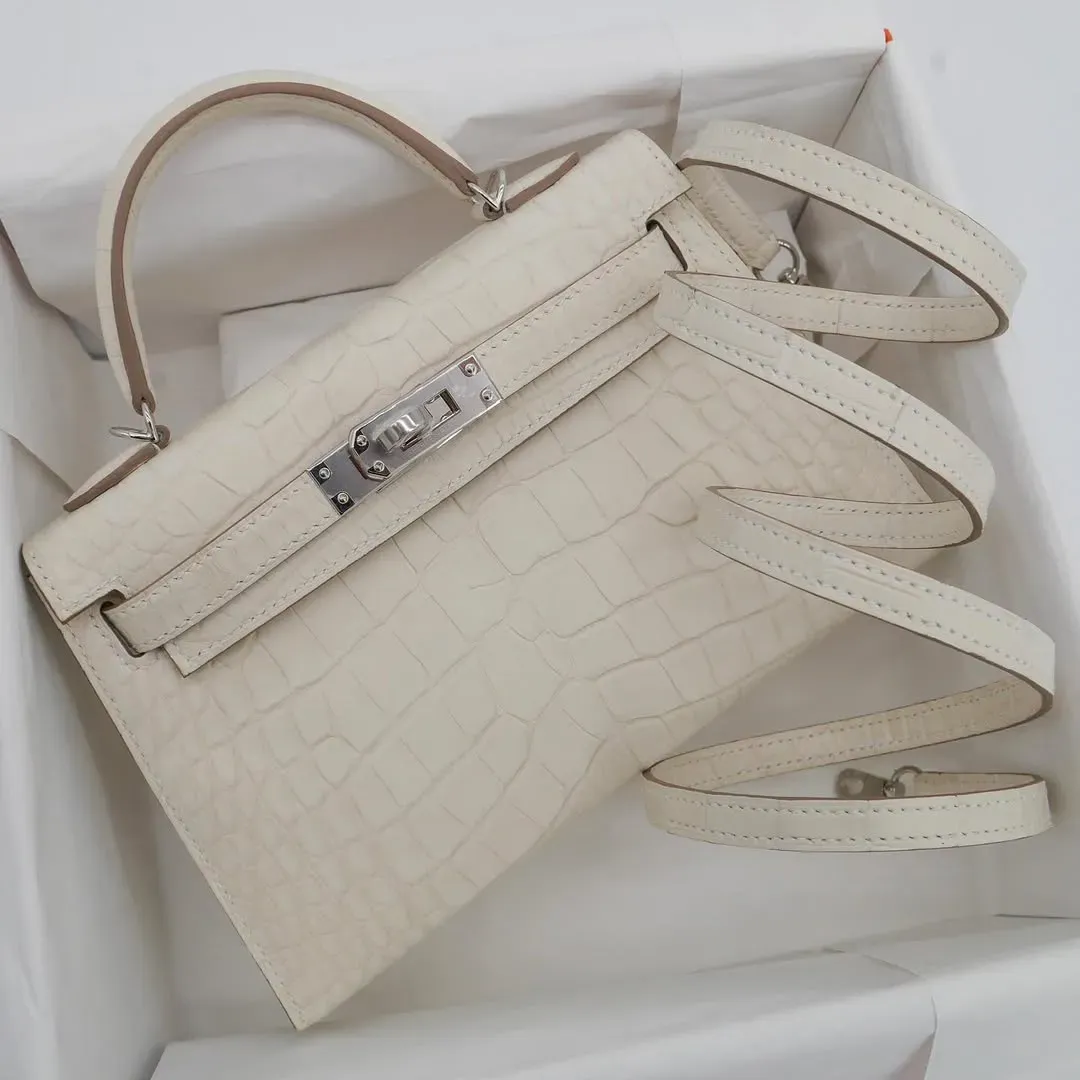 Hermès Mini Kelly II Nata Boreal Matte Alligator配Palladium Hardware實物圖片。相比Crème Chantilly較接近骨瓷白及象牙白方向,Nata帶有更明顯奶油色調及暖黃底色,呈現較濃厚嘅奶白色觀感,兩者同屬Hermès熱門淺色系,但氛圍截然不同。