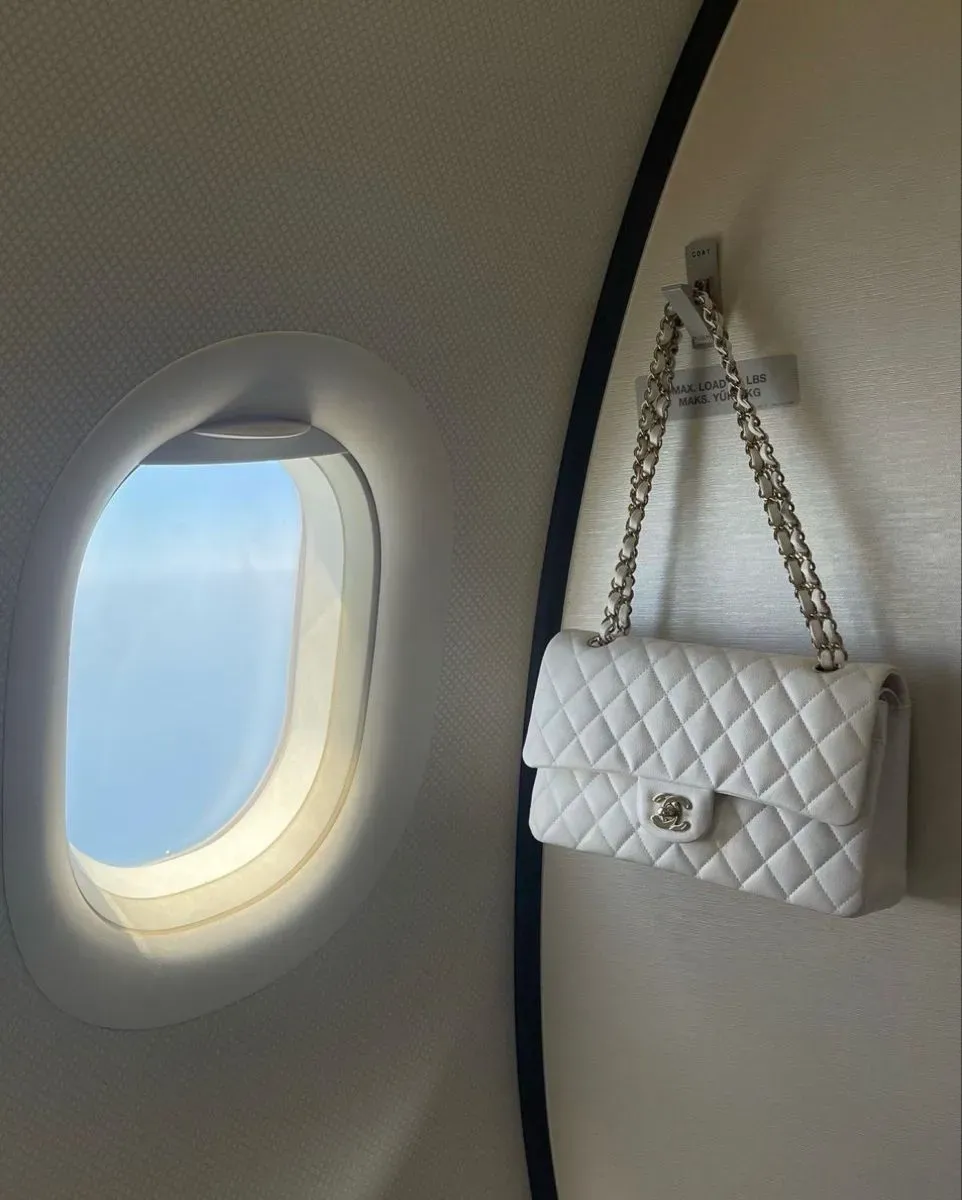 亦有Chanel Classic Flap白色手袋用家分享,即使使用多年甚至旅行攜帶,手袋依然保持良好狀態。