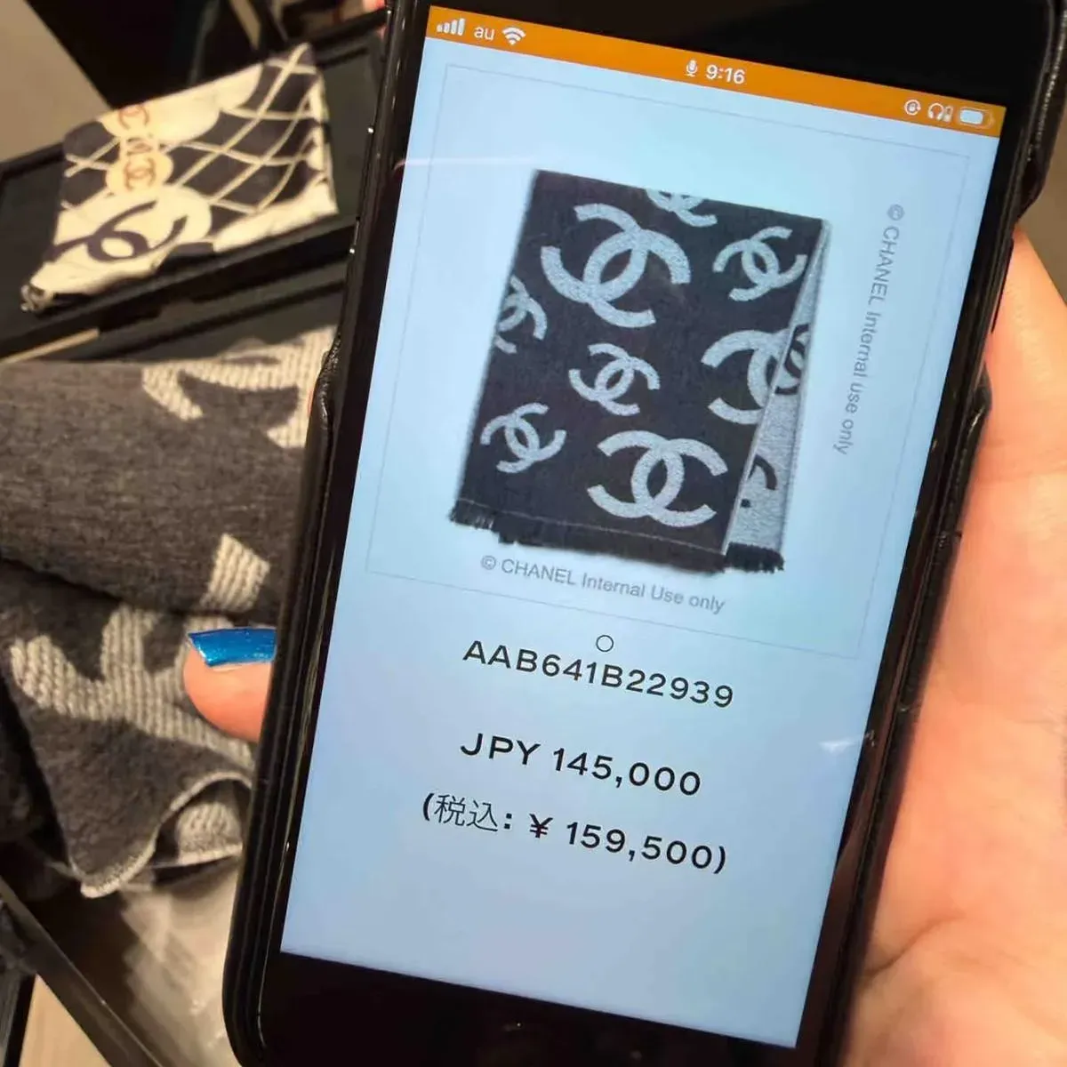 CHANEL CC Logo&nbsp;黑白圍巾（Product Code：AAB641B22939）官方商品圖片。根據網民分享，呢款亦屬今次&nbsp;Summer Markdown&nbsp;商品之一，單據售價&nbsp;145,000&nbsp;日圓（約&nbsp;US$990／HK$7,800）。