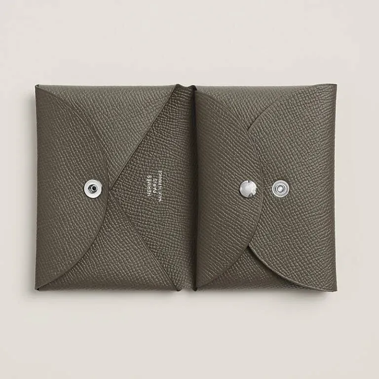 Hermès Calvi Duo Compact Card Holder Vert Loden(洛登綠)官方圖片。Vert Loden於小型皮具上展現較細緻嘅灰綠及橄欖色層次,亦方便觀察不同皮革及尺寸下嘅色彩變化。