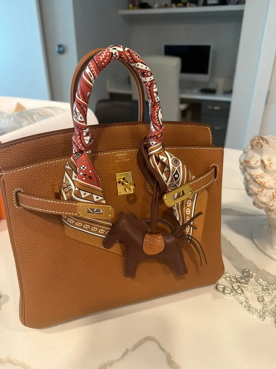 帖主返到屋企後,為今次入手嘅 Birkin 25 Gold Togo 配 Gold Hardware 加上 Twilly 同 Rodeo Charm,再拍攝紀念照片。唔少用家認為,第一個 QB 最珍貴嘅地方,往往唔係配置本身,而係背後代表嘅人生回憶。