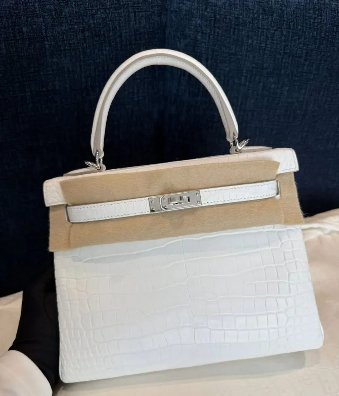 Hermès Kelly 25 Crème Chantilly(香緹奶油白)Porosus Crocodile配Palladium Hardware實物圖片。Crème Chantilly以近骨瓷白嘅純淨色調見稱,於珍稀皮革上能清晰展現鱗片紋理及立體層次。