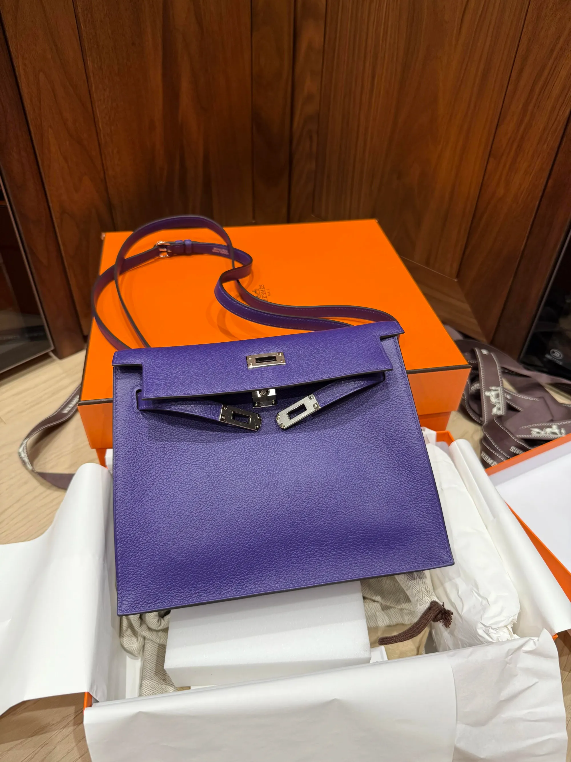 Hermès Kelly Danse Purple(紫色)實物圖片。Purple屬2026年度最受關注嘅新色之一,呈現高飽和度藍調紫色,最早於2026春夏系列亮相,整體比Anemone更鮮明,亦較Tosca帶有更明顯嘅冷調紫色特徵。