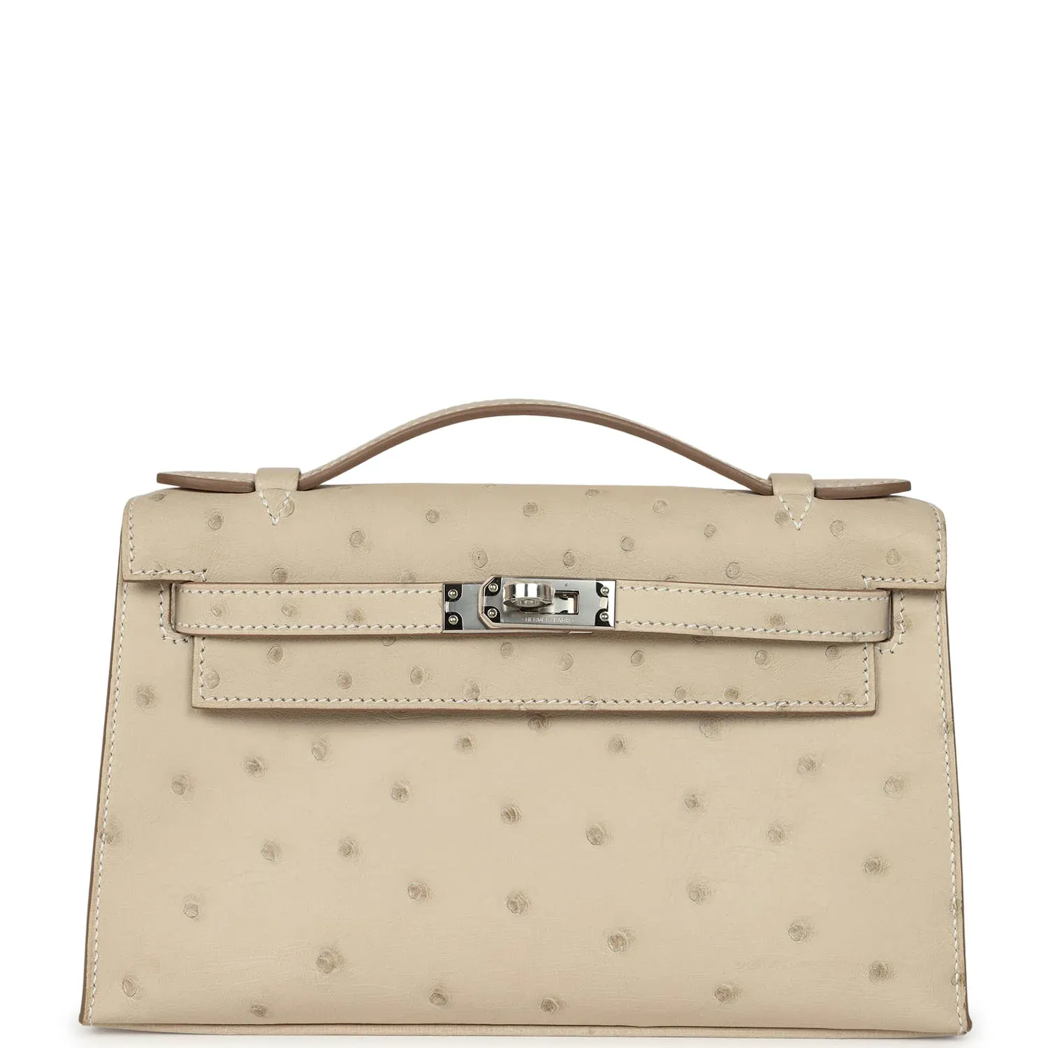Hermès Kelly Pochette Craie Ostrich配Palladium Hardware實物圖片。相比Crème Chantilly偏冷而純淨嘅白色觀感,Craie帶有較明顯嘅米白及粉灰底調,整體感覺更柔和溫暖。