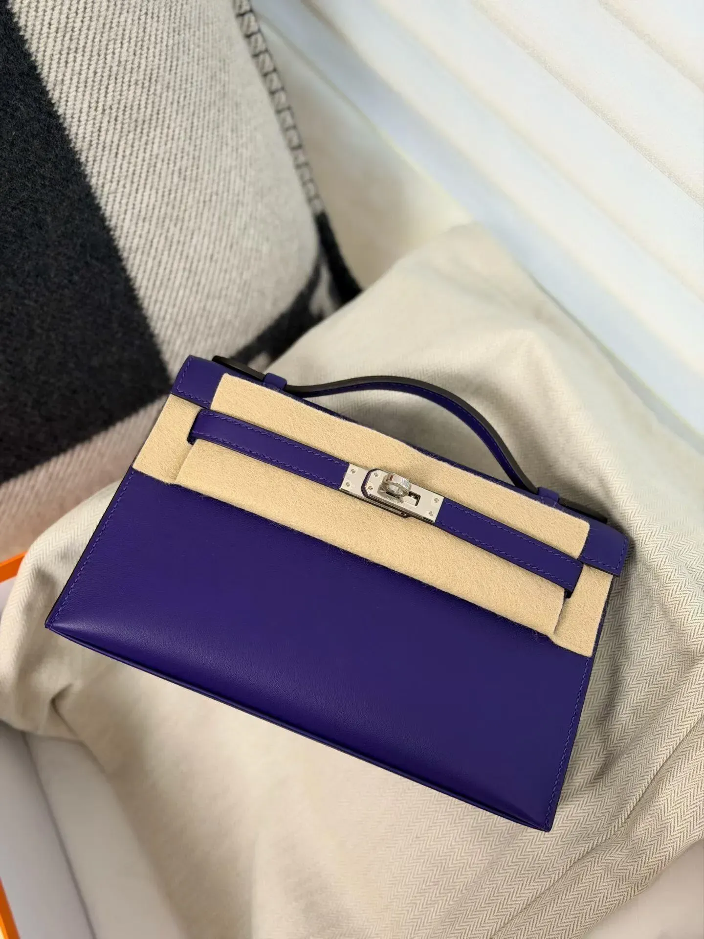 Hermès Mini Kelly I(Kelly Pochette)Purple(紫色)實物圖片。Purple目前為2026系列焦點色彩之一,市場普遍以X3稱呼此顏色,部分流傳色卡資料則顯示其代碼可能為9A。由於Hermès未有公開完整年度色號名單,相關資料目前仍以市場流傳資訊為主。