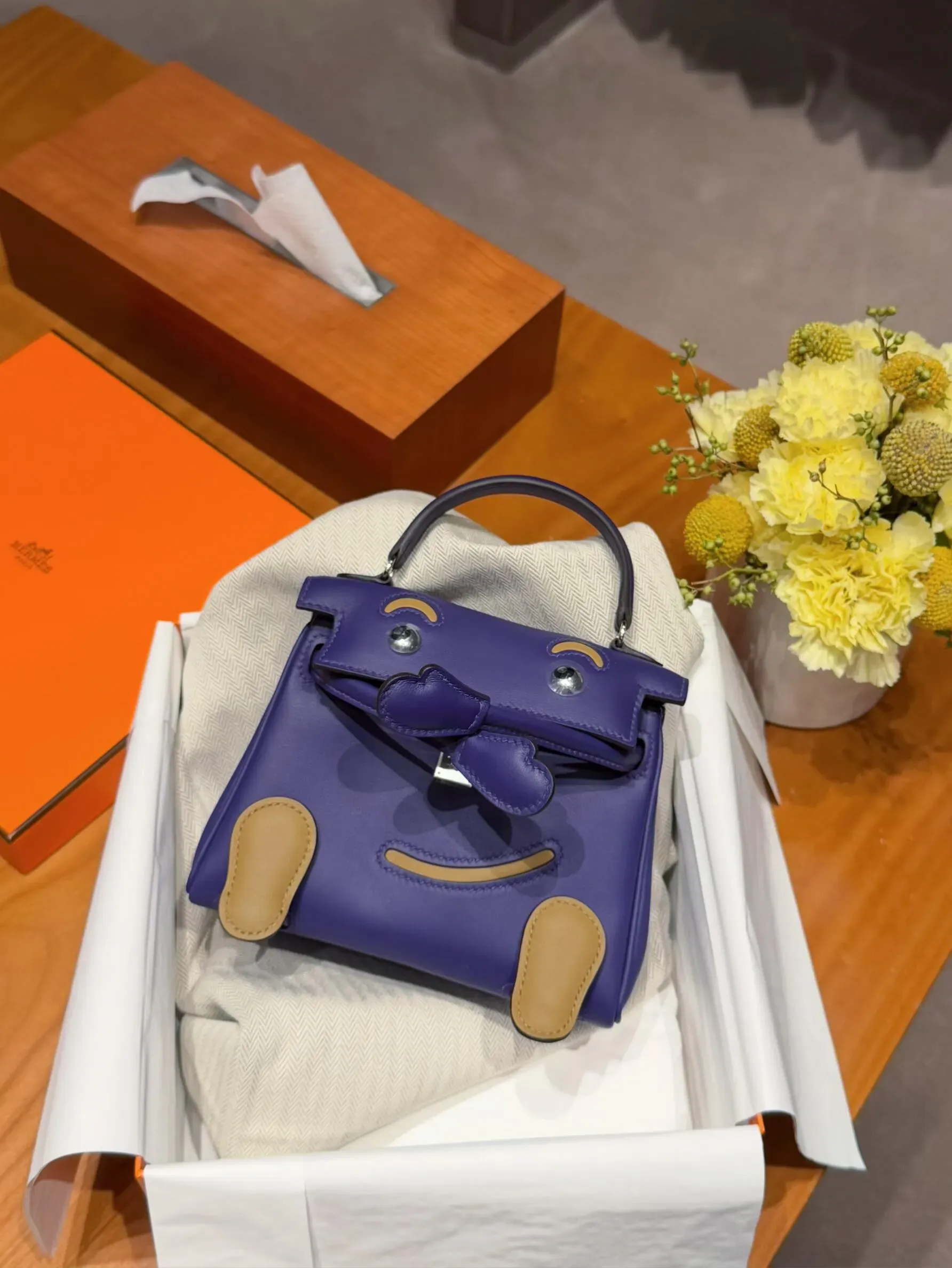 Hermès Kelly Doll Purple(紫色)實物圖片。高辨識度嘅藍調紫色配搭Kelly Doll標誌性設計,進一步展現Purple鮮明而富層次感嘅色彩特色,亦反映Hermès近年重新回歸高飽和度紫色系嘅趨勢。