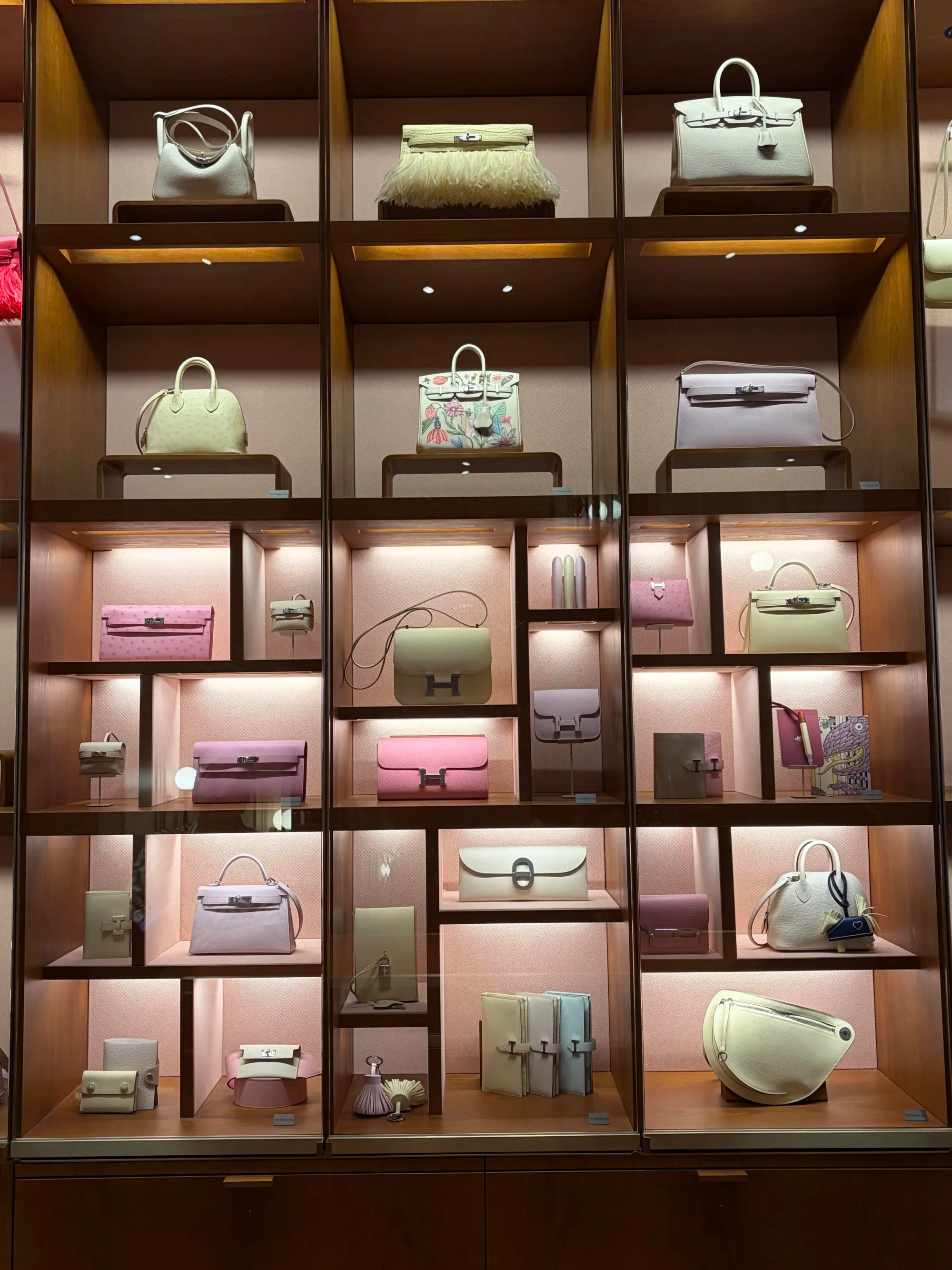 Hermès官方並無表示Maison與一般Store採用不同配貨制度，Maison定位主要集中於品牌體驗及完整展示16個Métiers。
