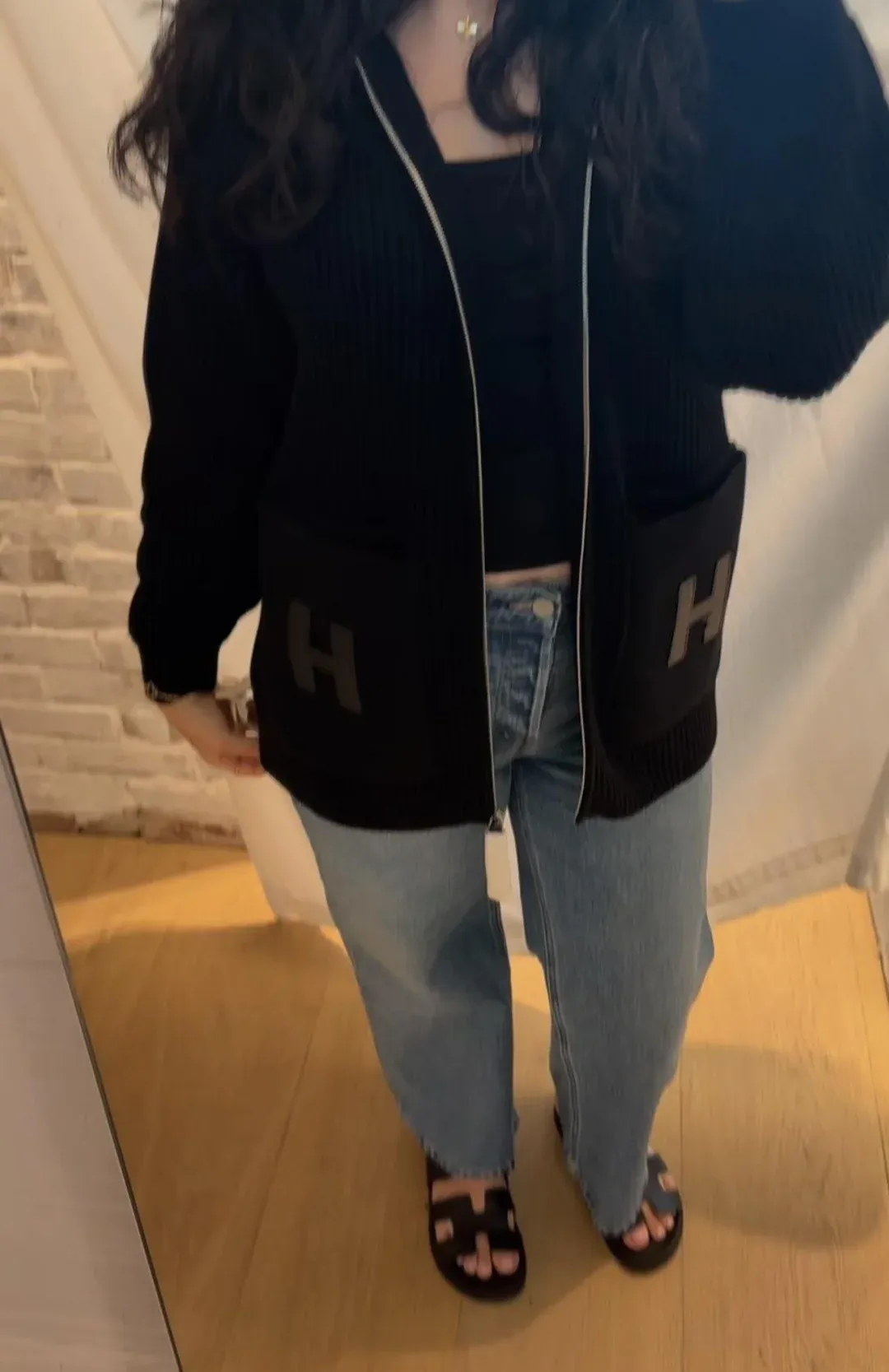 有&nbsp;Hermès&nbsp;用家分享，自己長時間尋找&nbsp;H Wool Cardigan，曾被&nbsp;SA（銷售顧問）告知難以找到，最後成功協助入手後感到非常驚喜。呢類分享亦反映出部分收藏者追求呢件成衣時，所重視嘅唔單止係產品本身，而係等待及成功入手嘅過程。