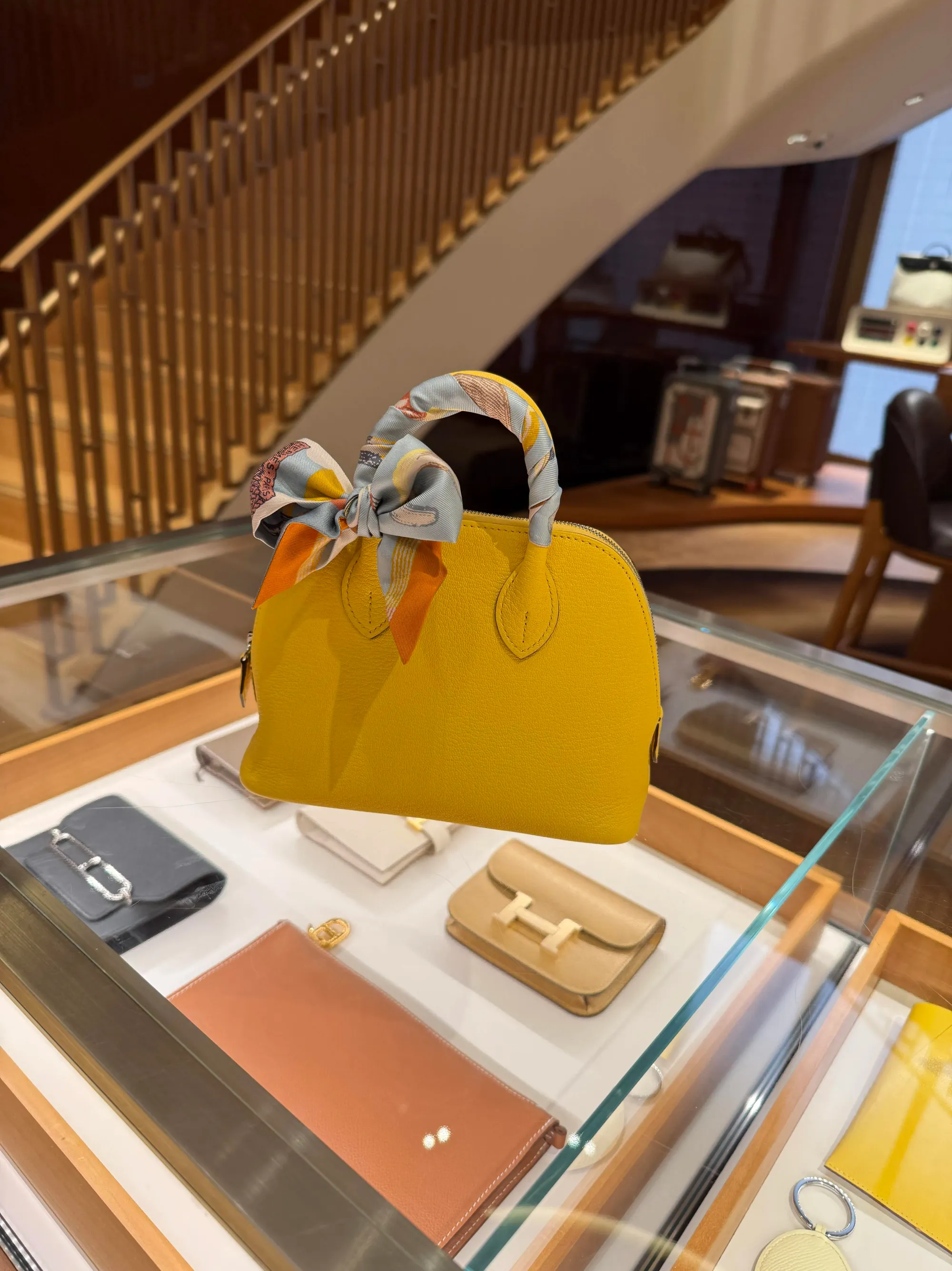 Hermès Mini Bolide Jaune Mango(芒果黃)實物圖片。相比Hermès過往較柔和嘅黃色系,Jaune Mango擁有更高飽和度及更強視覺存在感。目前市場流傳色號主要為T2,並已陸續出現於多款2026系列皮具之中。