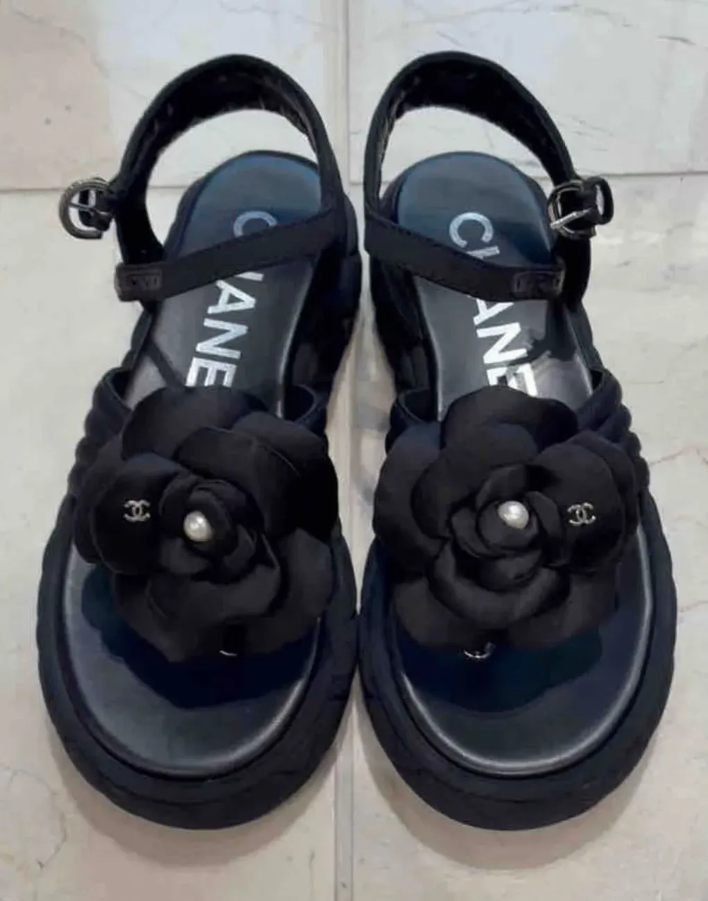 日本網民分享今次&nbsp;CHANEL Summer Markdown&nbsp;入手一對山茶花涼鞋。根據唔少公開分享，鞋履一直都係&nbsp;Seasonal Markdown&nbsp;最受關注嘅商品類別之一，但熱門尺碼通常較快售罄。