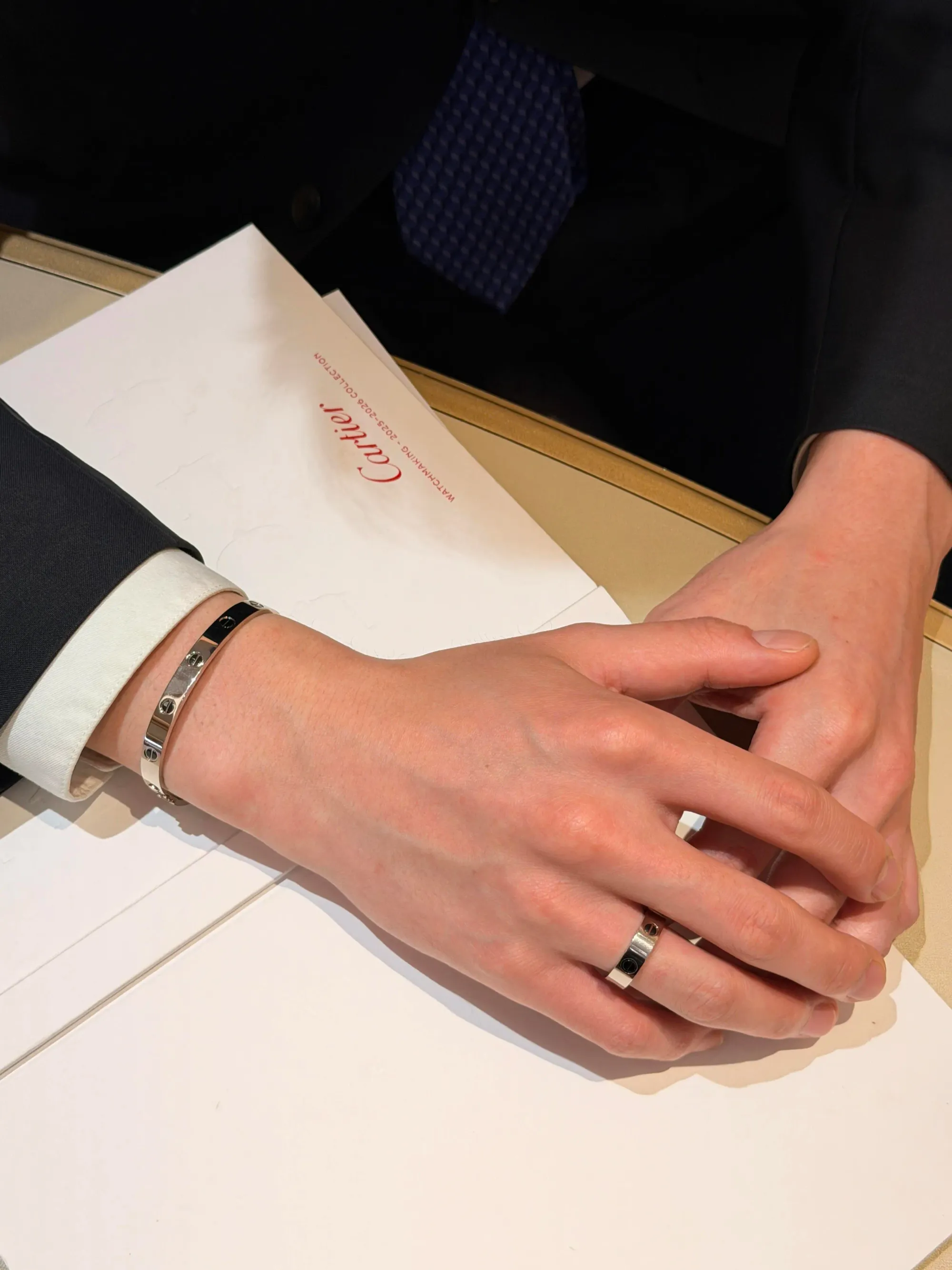 男士佩戴Cartier全新作品LOVE陶瓷手鐲及LOVE戒指示範圖,展示黑白材質組合所呈現的中性風格。