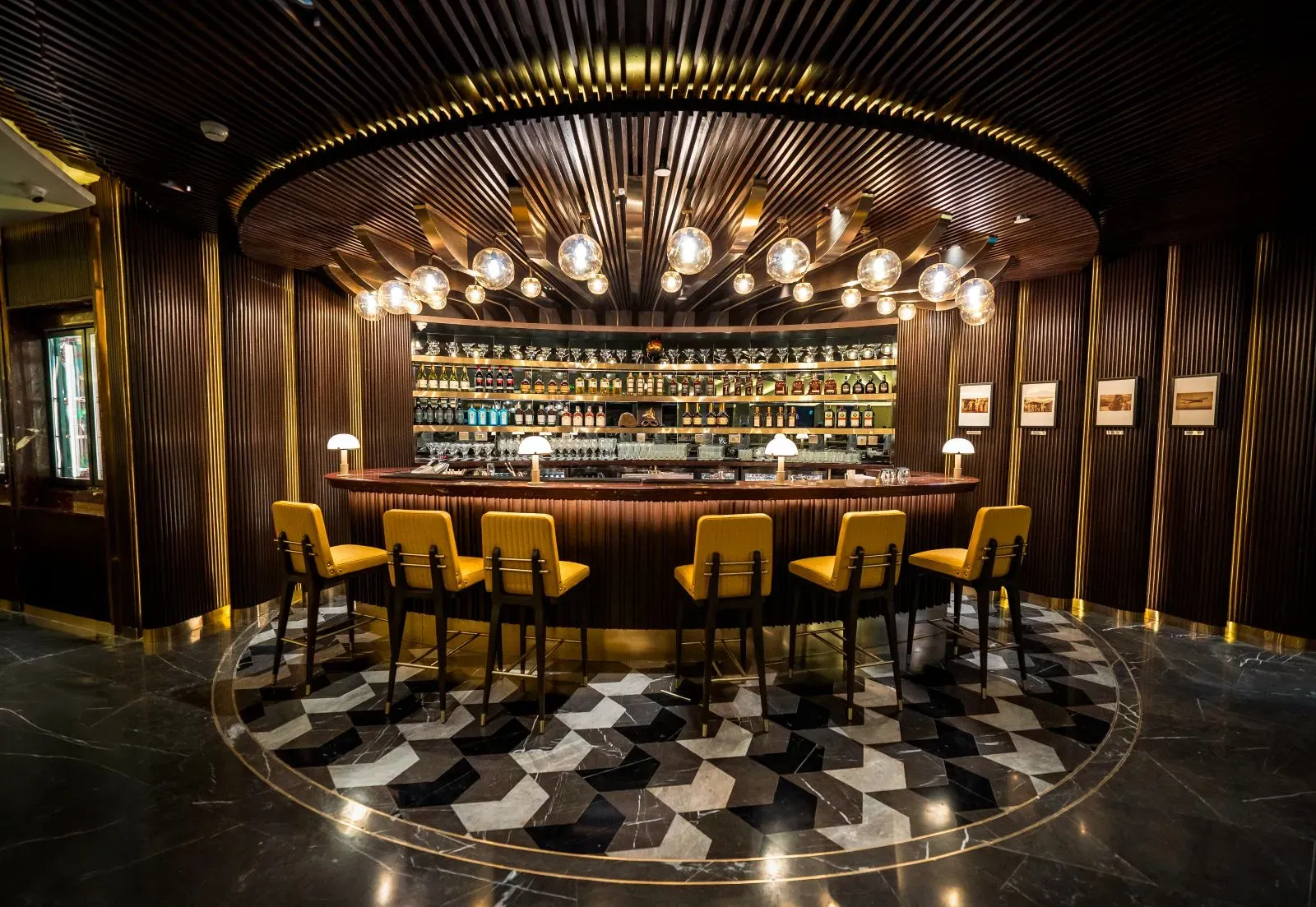 貴賓室內最具故事性嘅空間當屬「Aviator's Bar」(飛行員酒吧)。呢個區域嘅設計靈感源自 1932 年塔塔集團創辦人 J.R.D. Tata 先生駕駛飛機從喀拉蚩飛往孟買嘅歷史性航程。