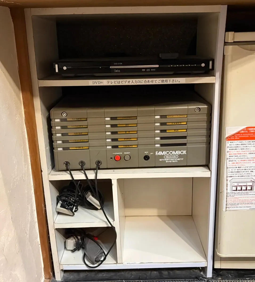 遊戲卡帶設計：&nbsp;Famicombox 使用嘅卡帶外觀類似歐美版NES卡帶，有別於日本版Famicom卡帶。