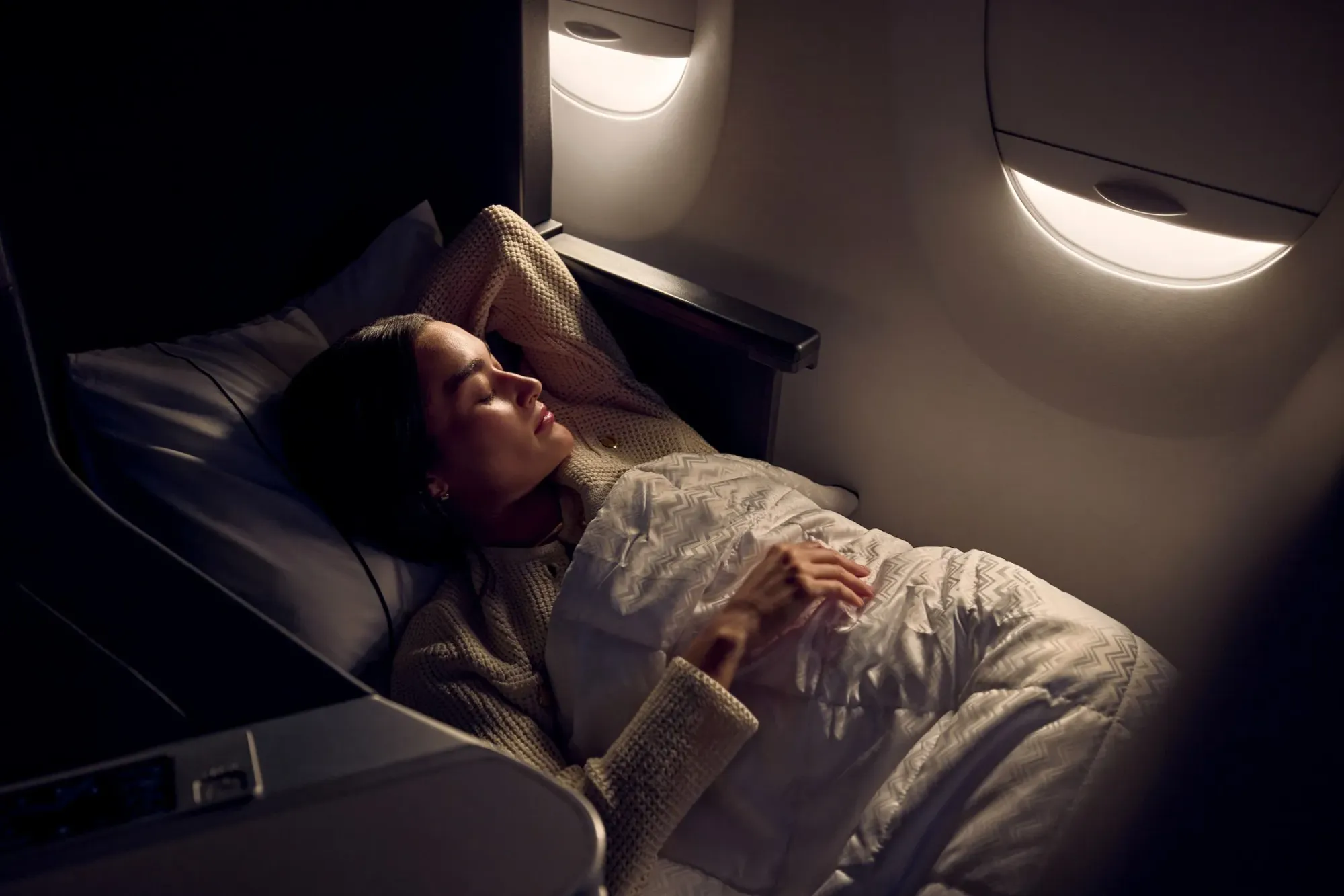 達美航空(Delta Air Lines)宣佈進一步打破傳統界線,將「基本票價」概念引入旗下所有高級客艙,包括 Delta First(美國國內頭等艙)、Delta Premium Select(特選經濟艙)以及 Delta One(國際線商務艙),並正式命名為「Basic Business」票價。