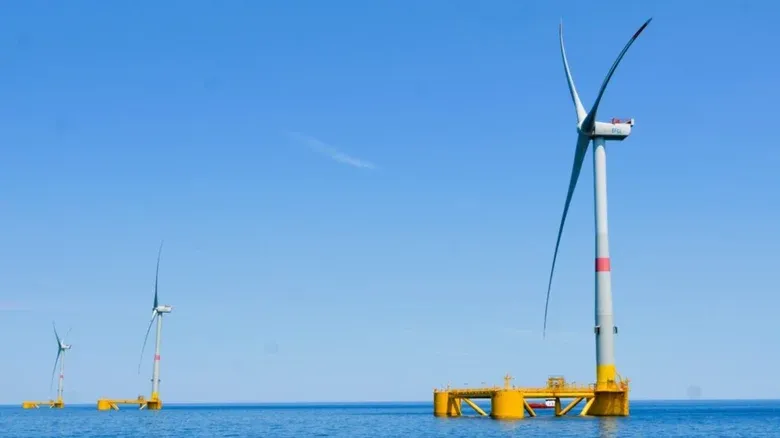 位於法國奧克西塔尼大區(Occitanie)對出海域嘅 Éoliennes Flottantes du Golfe du Lion (EFGL) 浮動式離岸風力發電場已經達到最高發電容量。項目總容量為 30 兆瓦(MW),配備三部 10 兆瓦嘅風力發電機,距離法國地中海海岸大約 16 公里。