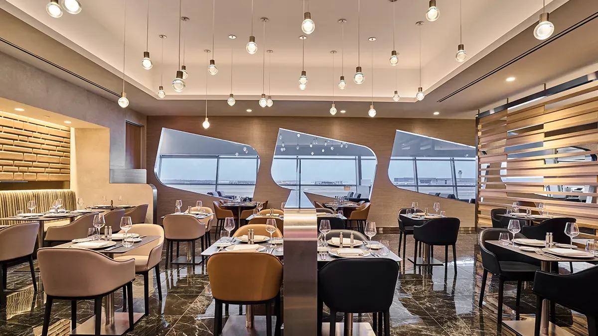 美國航空喺部分指定嘅 Flagship 休息室內設有 Flagship First Dining（旗艦頭等艙用餐區），專門為乘坐國際或跨大陸頭等艙嘅乘客提供點菜式（a la carte）嘅高級用餐體驗。