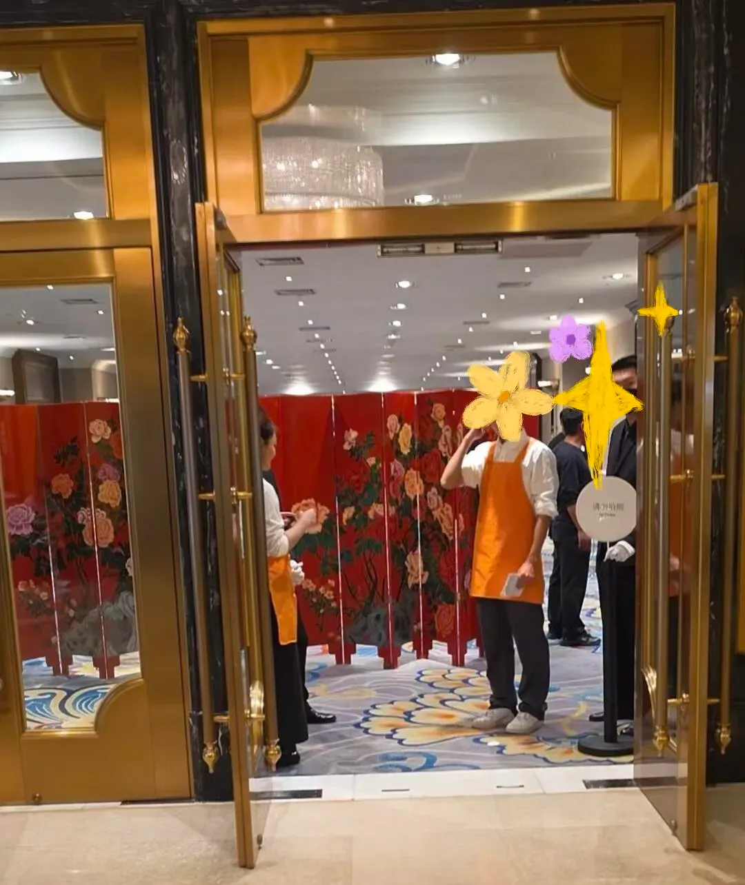 現場可見職員／保安手持「請勿拍照」提示牌，顯示活動對場內拍攝有明確提醒；今次流傳嘅少量內場照片，亦主要屬個別受邀人士於現場拍攝及分享。