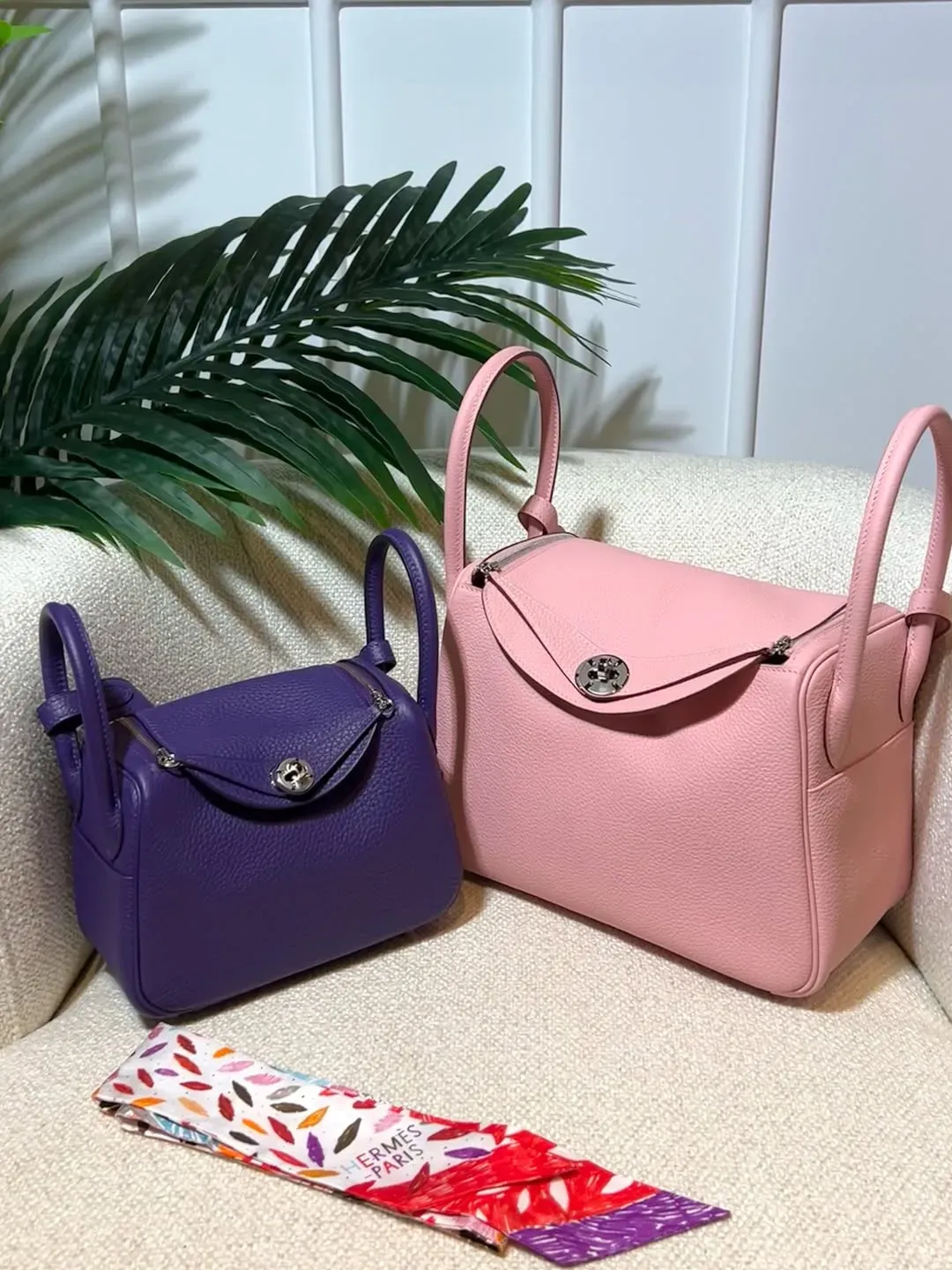 Mini Lindy 同 Lindy 26 並排比較。兩款均採用 Rose Sakura Clemence 皮革配銀扣,Mini Lindy 更顯精緻輕巧;Lindy 26 則提供更大容量,同時展現更明顯嘅自然 Slouch 輪廓,方便比較兩個尺寸嘅比例分別。