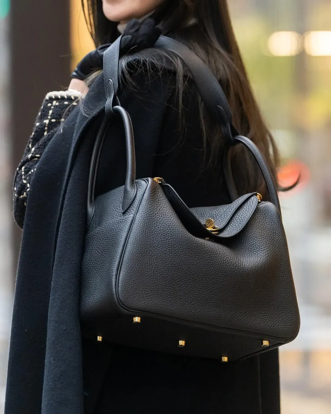 Lindy 30 採用 Black Taurillon Clemence 皮革配金扣,柔軟皮革令袋身自然形成標誌性 Slouch 輪廓,配搭經典黑金組合,展現低調而具質感嘅日常風格。