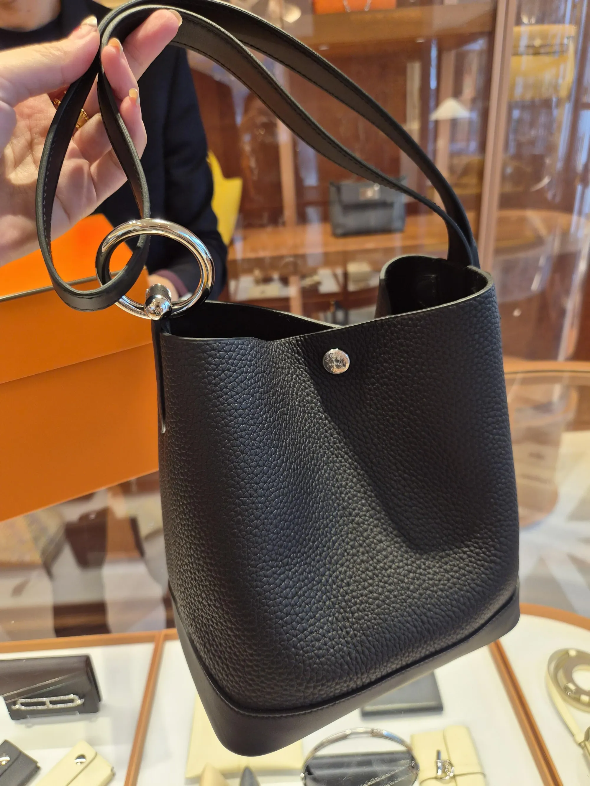 Hermès Double Longe採用Togo及Swift小牛皮,設有大型Snap Hook及可調節肩帶,可以手提或肩背,官方尺寸約為21.5 × 23 × 14厘米。