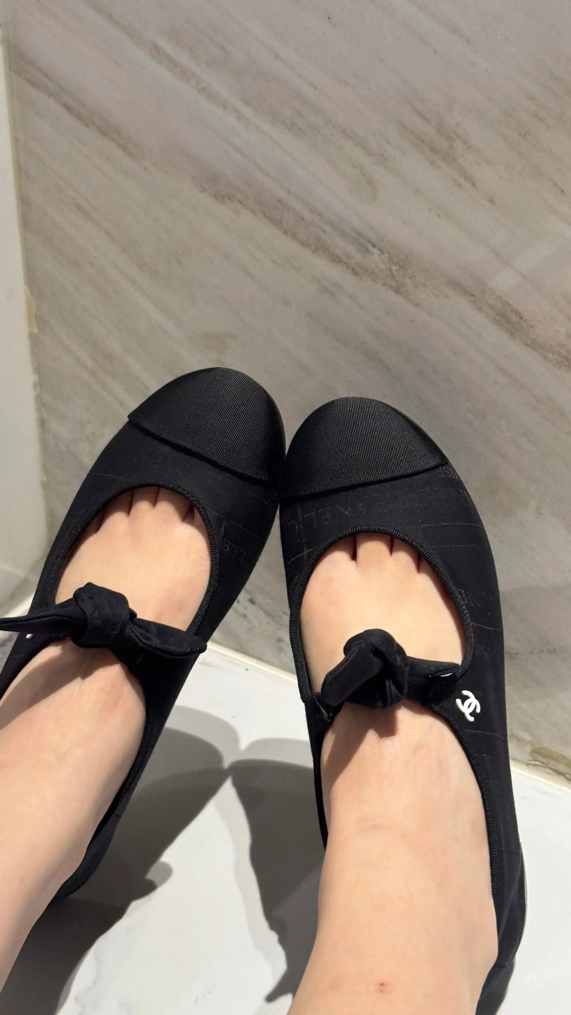 香港 CHANEL 2026 Summer Markdown 購物分享。收藏者公開分享今次入手嘅蝴蝶結 Mary Jane 鞋款,並表示即使屬偏可愛設計,日常配搭長褲後仍然容易穿搭,最終以約 HK$5,400 入手,成為人生第一對以自己收入購買嘅 CHANEL 鞋履。