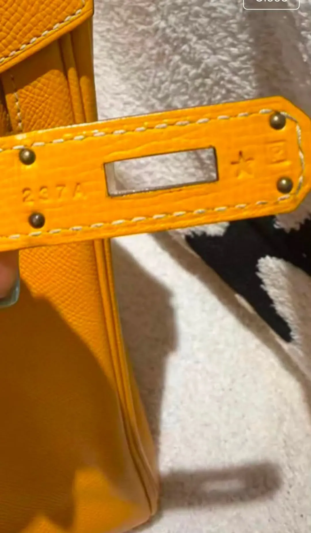 有收藏者分享&nbsp;Birkin&nbsp;扣帶&nbsp;Sangles（扣帶）背面嘅&nbsp;⭐&nbsp;星形&nbsp;Hermès Stamp（刻印），引起收藏圈討論真正意思。