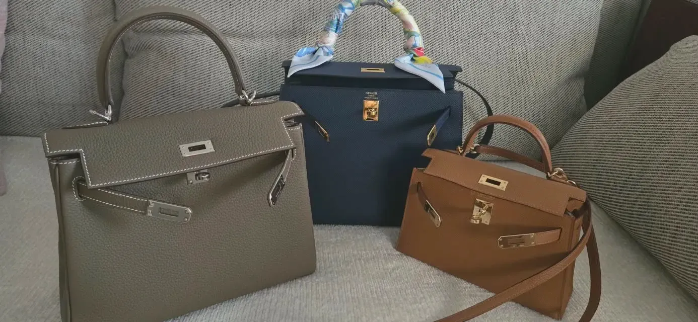 Hermès Kelly 系列收藏展示,包含 Mini Kelly、Kelly 25 Sellier 及 Kelly 28 Retourne,反映同系列不同尺寸與結構可以呈現唔同使用定位。