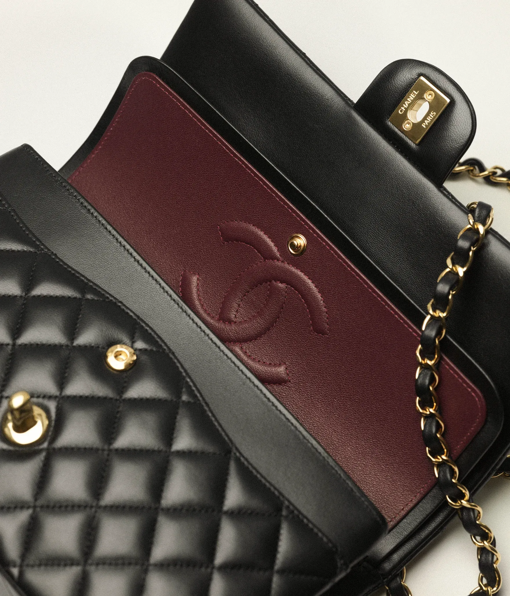 CHANEL日本近年平均每年均有1至3次價格調整,近兩年更改為按不同產品系列分階段加價,例如CHANEL 25及鞋履便曾於2026年較早時間率先調整。
