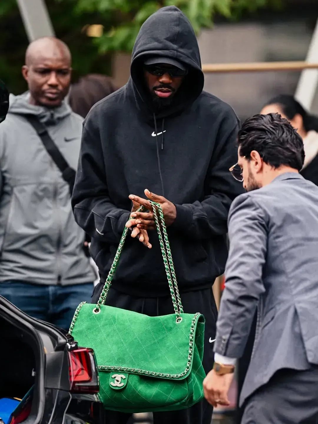 法國前鋒馬古斯・杜林(Marcus Thuram)公開亮相時手持Chanel × Pharrell Green Suede XXL Flap Bag,令呢款2019年聯乘作品再次受到時尚媒體及收藏家關注。