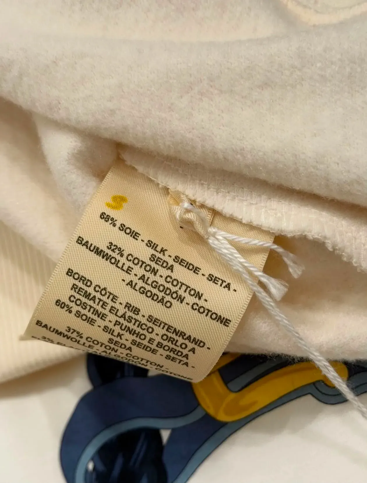 Hermès Private Sale貨品標籤上可見手寫「S」記號,部分收藏者會將呢類標記視為特賣貨品嘅識別細節;惟Hermès並未公開確認「S」記號嘅具體官方含義。