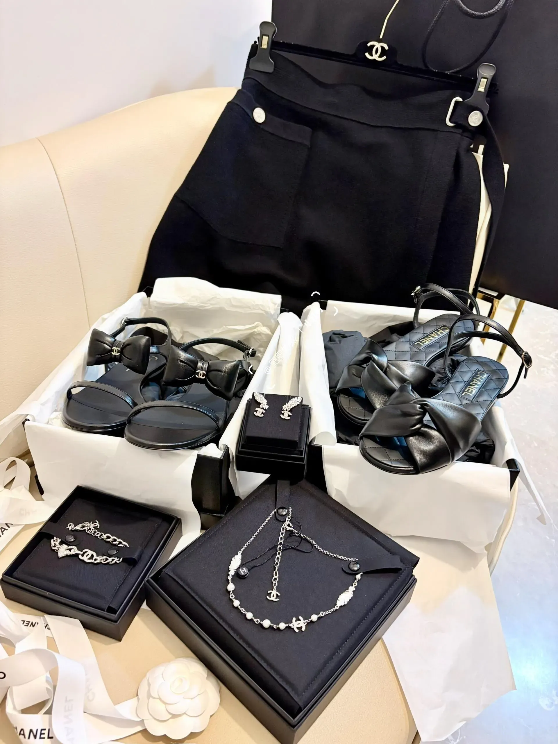 香港收藏者分享 2026 CHANEL Summer Markdown 入手分享，包括黑色羊毛半裙、銀色羽毛系列時尚首飾（Costume Jewelry）及黑色涼鞋。收藏者表示，今季 Markdown 鞋履選擇相對較少，而時尚首飾設計則偏向較具存在感風格；服飾方面則以多種色彩及季節款式為主，最後選擇較容易日常配搭嘅黑色半裙及黑色涼鞋。