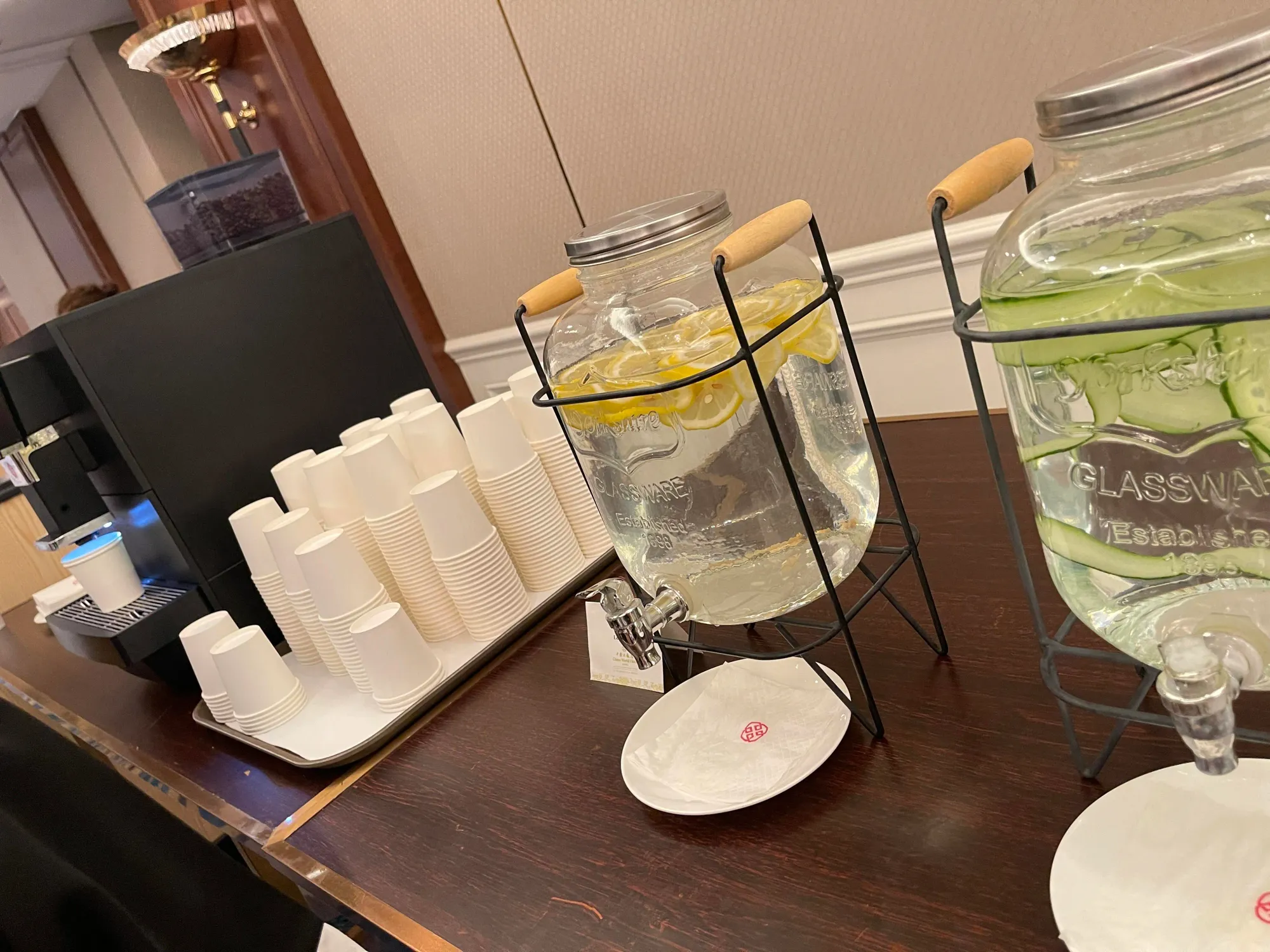 場外設有飲品機，供受邀人士取用飲品，反映活動場地設有基本候場安排。