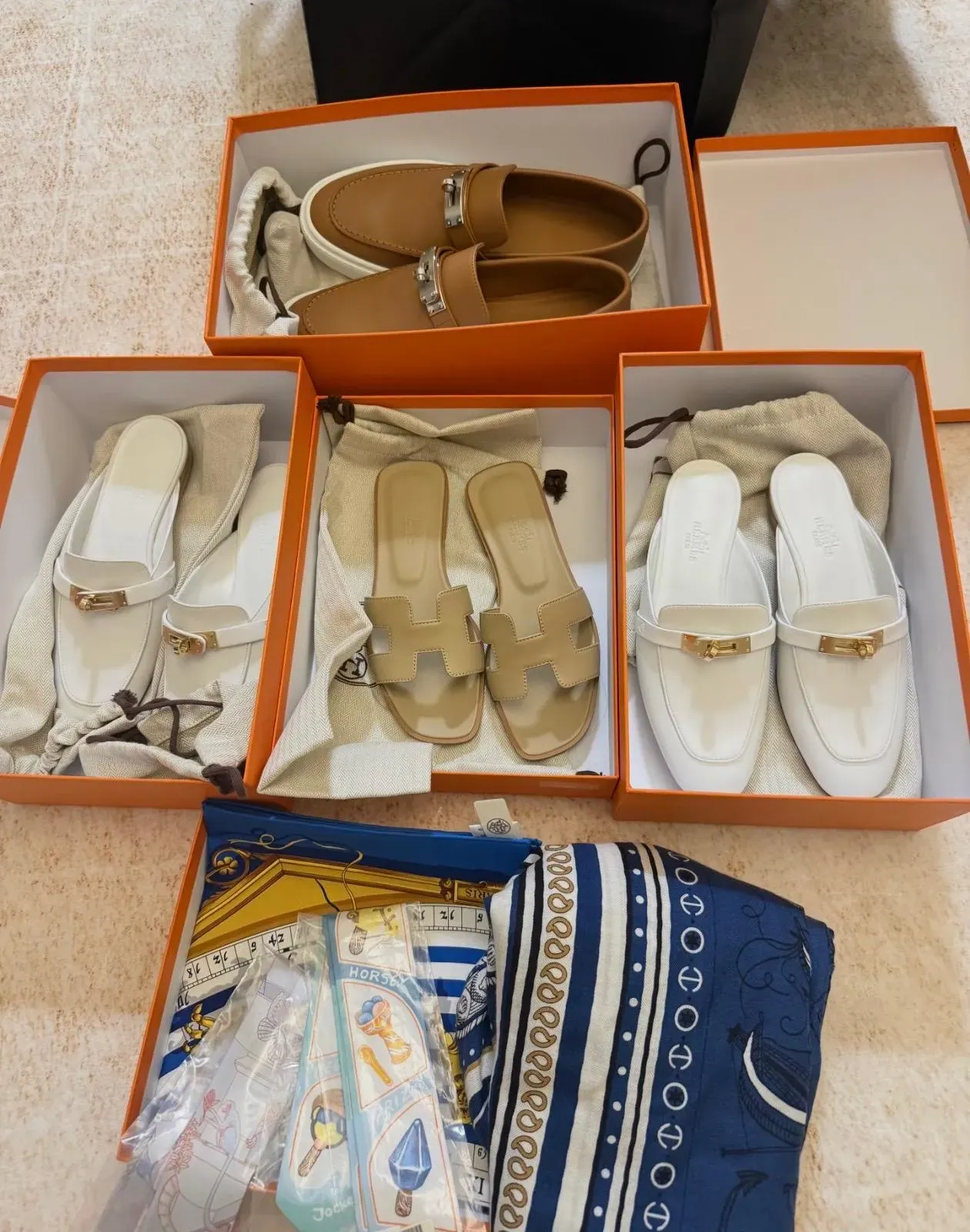 網民分享Singapore Hermès Private Sale戰利品，包括多對鞋履、絲巾及Twilly，可見今次貨品選擇唔只集中喺單一類別。