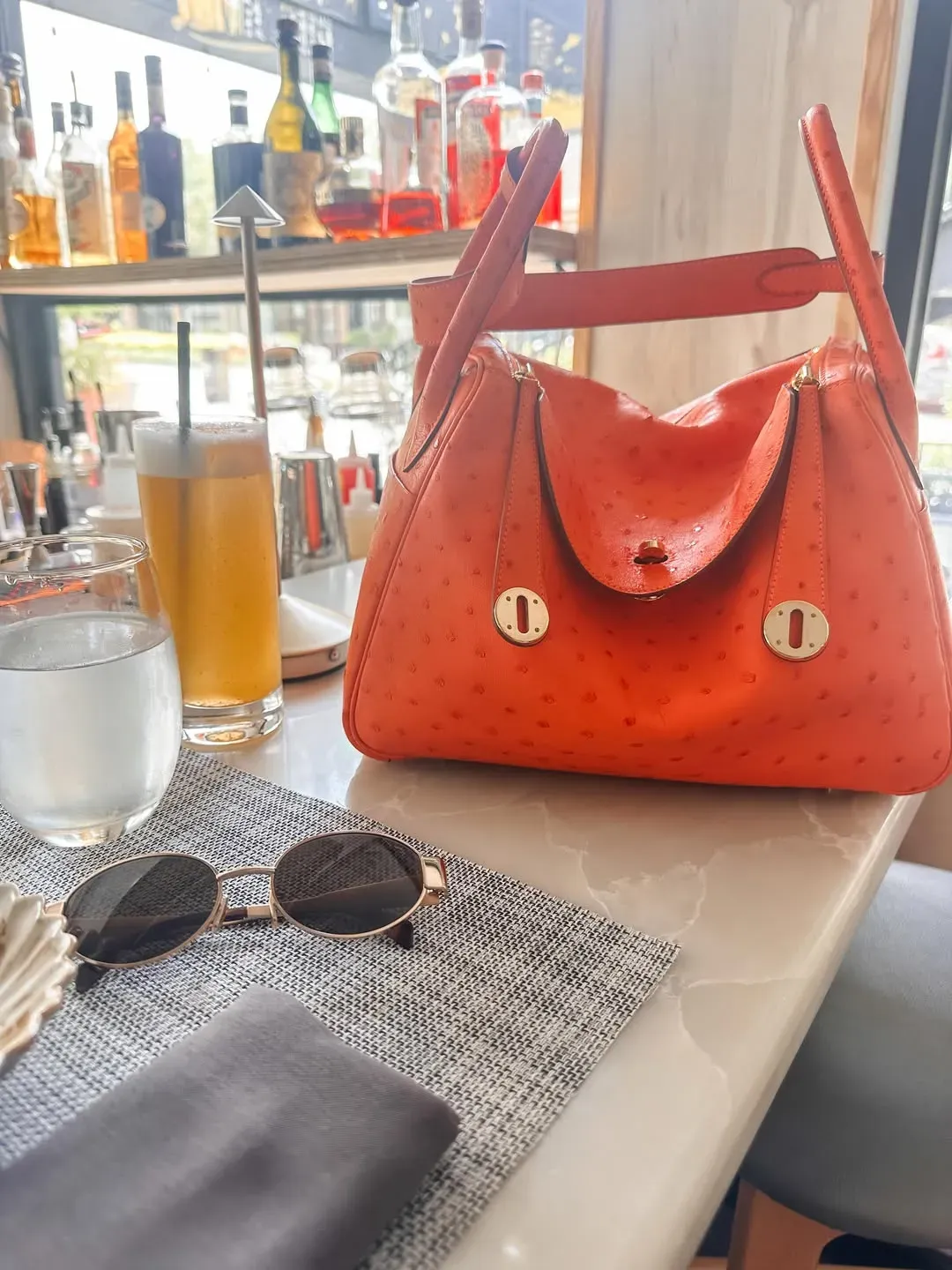 Hermès Lindy 30 採用 Tangerine Ostrich 皮革配金扣,較大袋身更容易形成自然 Slouch 輪廓,同時突顯鴕鳥皮獨有嘅天然毛孔紋理,展現 Lindy 兼具個性與優雅嘅設計特色。