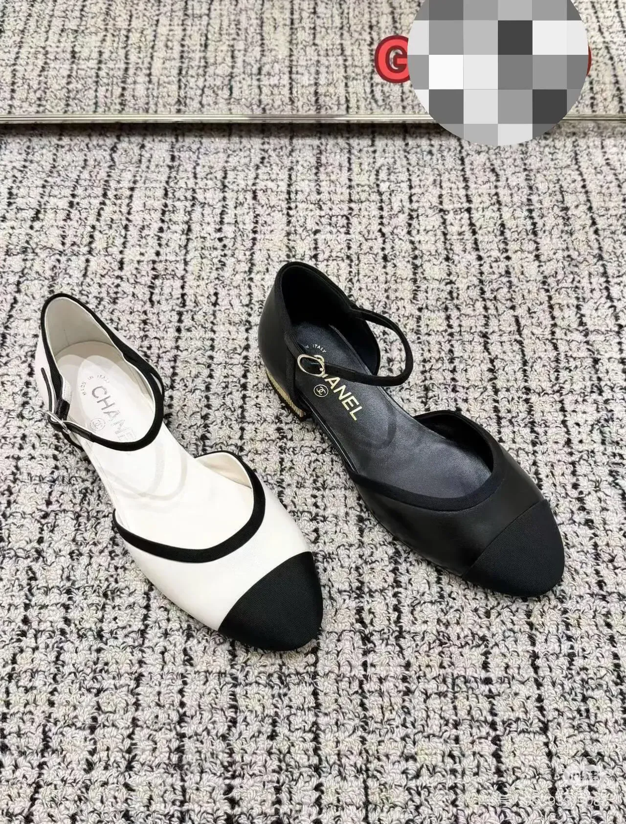 香港 CHANEL 2026 Summer Markdown 購物分享。收藏者表示,即使同樣標示為 35 碼,不同鞋款穿上後嘅實際尺寸及貼腳程度仍有明顯差異。其中一款平底 Mary Jane 試穿時明顯偏大,因此建議有意入手鞋履嘅收藏者,最好親身試穿,再按實際腳感選擇合適尺碼。