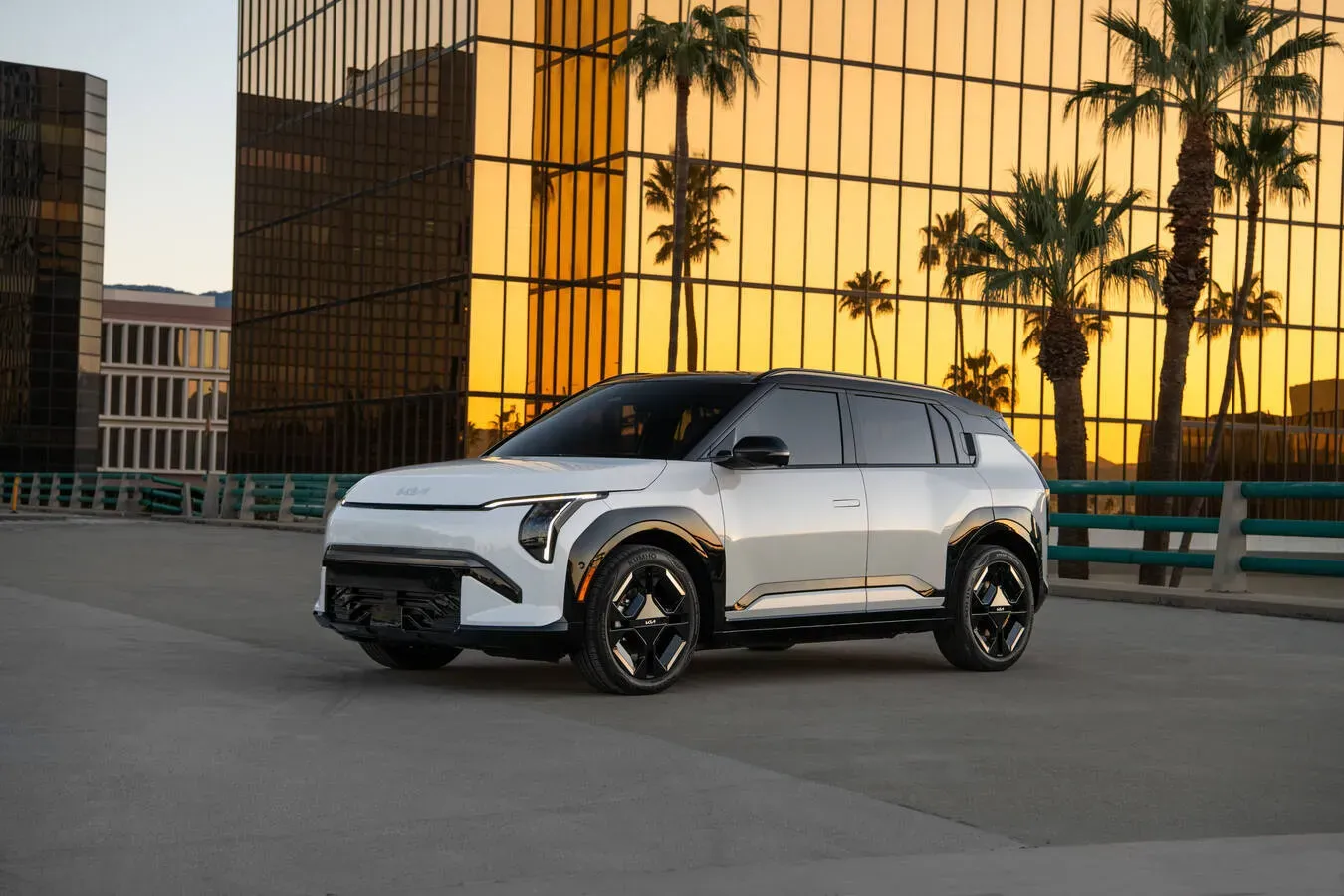 韓國起亞汽車(Kia)喺8月14日正式公布咗旗下的全新純電動緊湊型跨界車——Kia EV3 喺美國市場嘅官方零售價。
