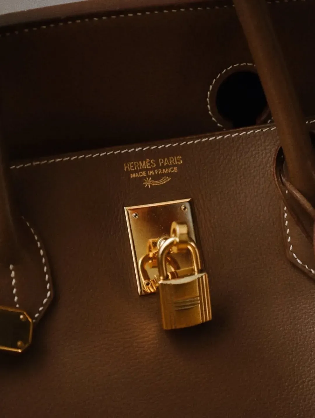 ⭐&nbsp;星形&nbsp;Hermès Stamp（刻印）一般位於&nbsp;Sangles（扣帶）背面；💫&nbsp;Shooting Star（流星刻印）則位於&nbsp;Hermès Paris Made in France Logo&nbsp;下方，兩者屬於不同刻印。