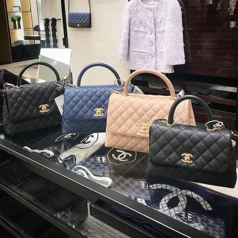 2026年7月31日日本CHANEL加價後,多個熱門系列錄得約4%至5%升幅,當中Coco Handle部分尺寸調整幅度較明顯,Classic Flap、CHANEL 22、BOY CHANEL及CHANEL 19亦同步上調。